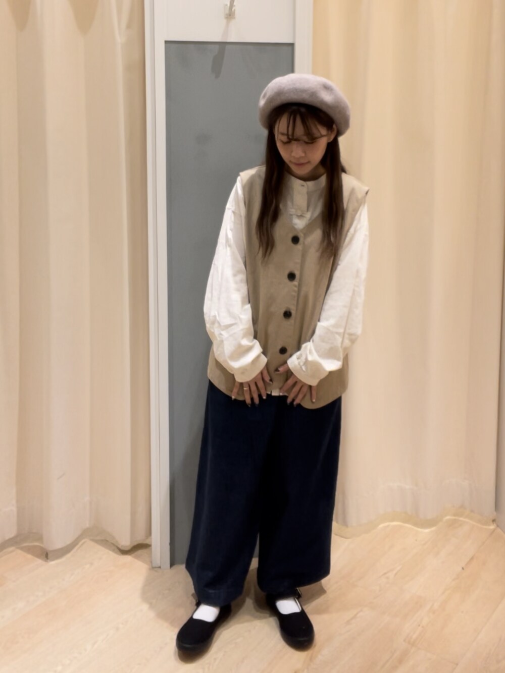 「秋コーデ、ナチュラル、チャイナボタン、ブラウス、コットンリネン、ベスト、ワイドデニムパンツ、ベレー帽、低身長、Samansa Mos2、サマンサ モスモス(Samansa Mos2)」｜「Samansa Mos2のチャイナボタンバンドカラーシャツ（シャツ/ブラウス、ホワイト系）」を使った、つじあやのさん（レディース・149cm）の秋コーディネートの1枚目の写真
