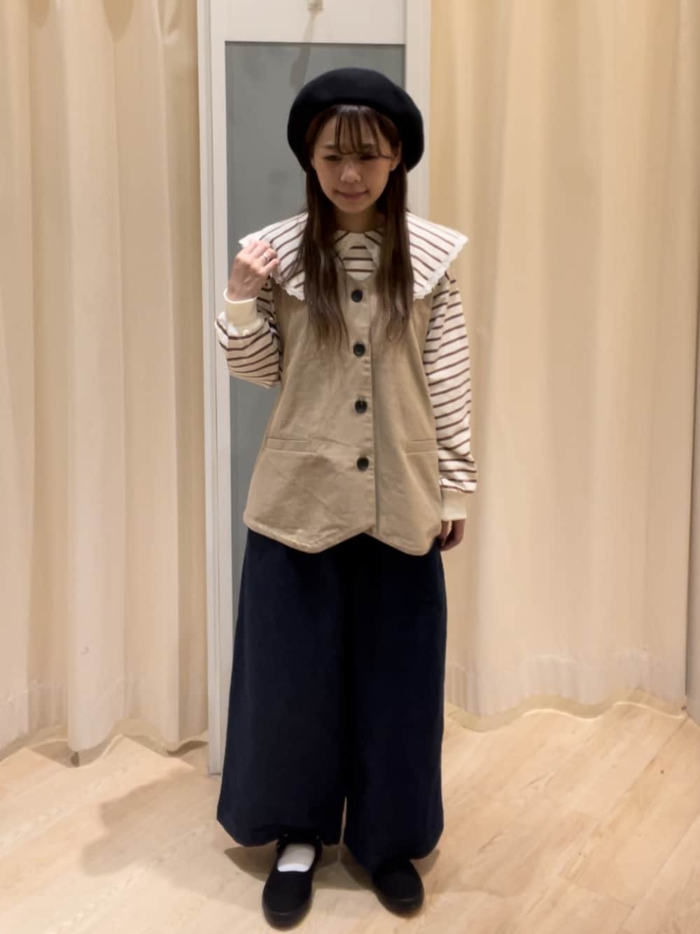 「秋コーデ、ナチュラル、ビックカラー、ボーダーカットソー、コットンリネン、ベスト、デニムタックパンツ、ワイドパンツ、ベレー帽、低身長、Samansa Mos2、サマンサ モスモス(Samansa Mos2)」｜「Samansa Mos2のビックカラーボーダーカットソー（Tシャツ/カットソー、ベージュ系）」を使った、つじあやのさん（レディース・149cm）の秋コーディネートの1枚目の写真