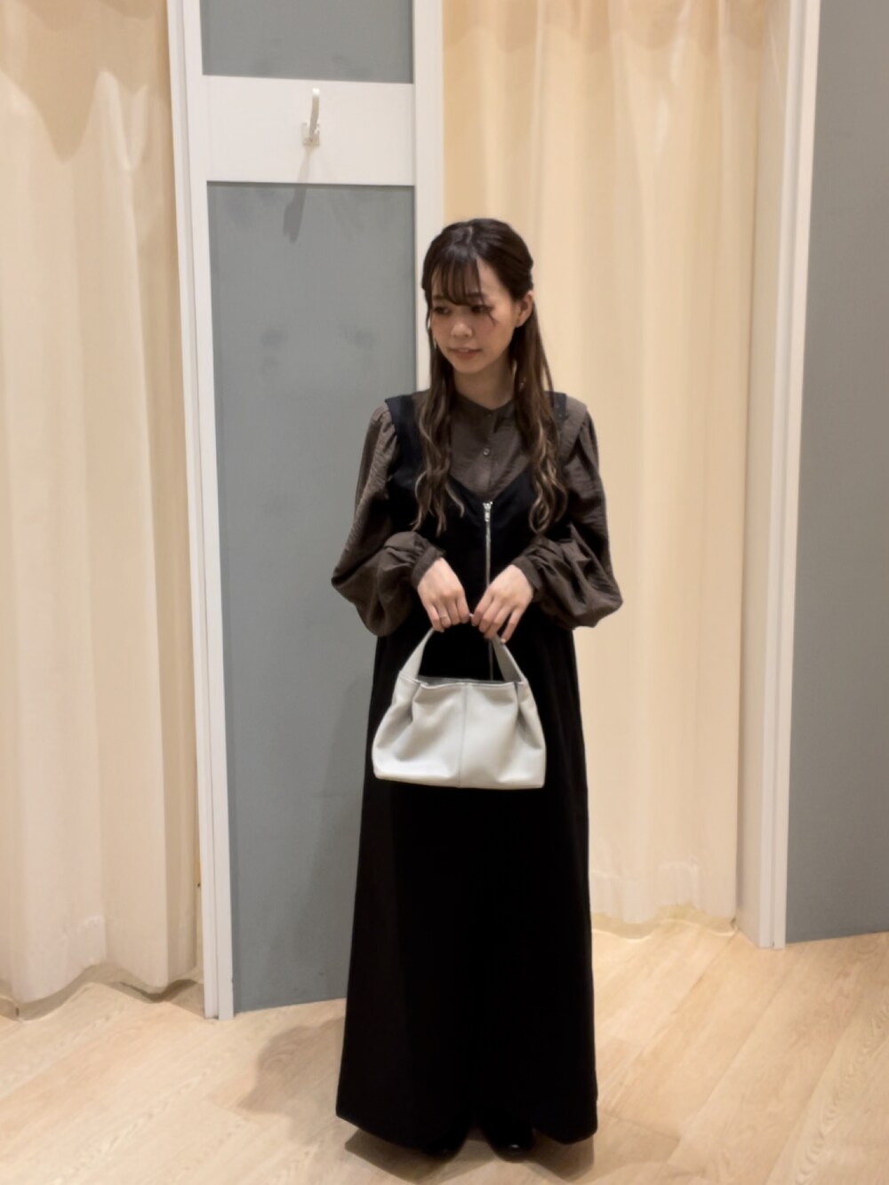 「秋コーデ、2WAYブラウス、ジップジャンパースカート、低身長、Samansa Mos2 blue、サマンサモスモスブルー」｜「Samansa Mos2 blueの前後2WAYショルダータックブラウス（シャツ/ブラウス、ブラウン系）」を使った、つじあやのさん（レディース・149cm）の秋コーディネートの1枚目の写真