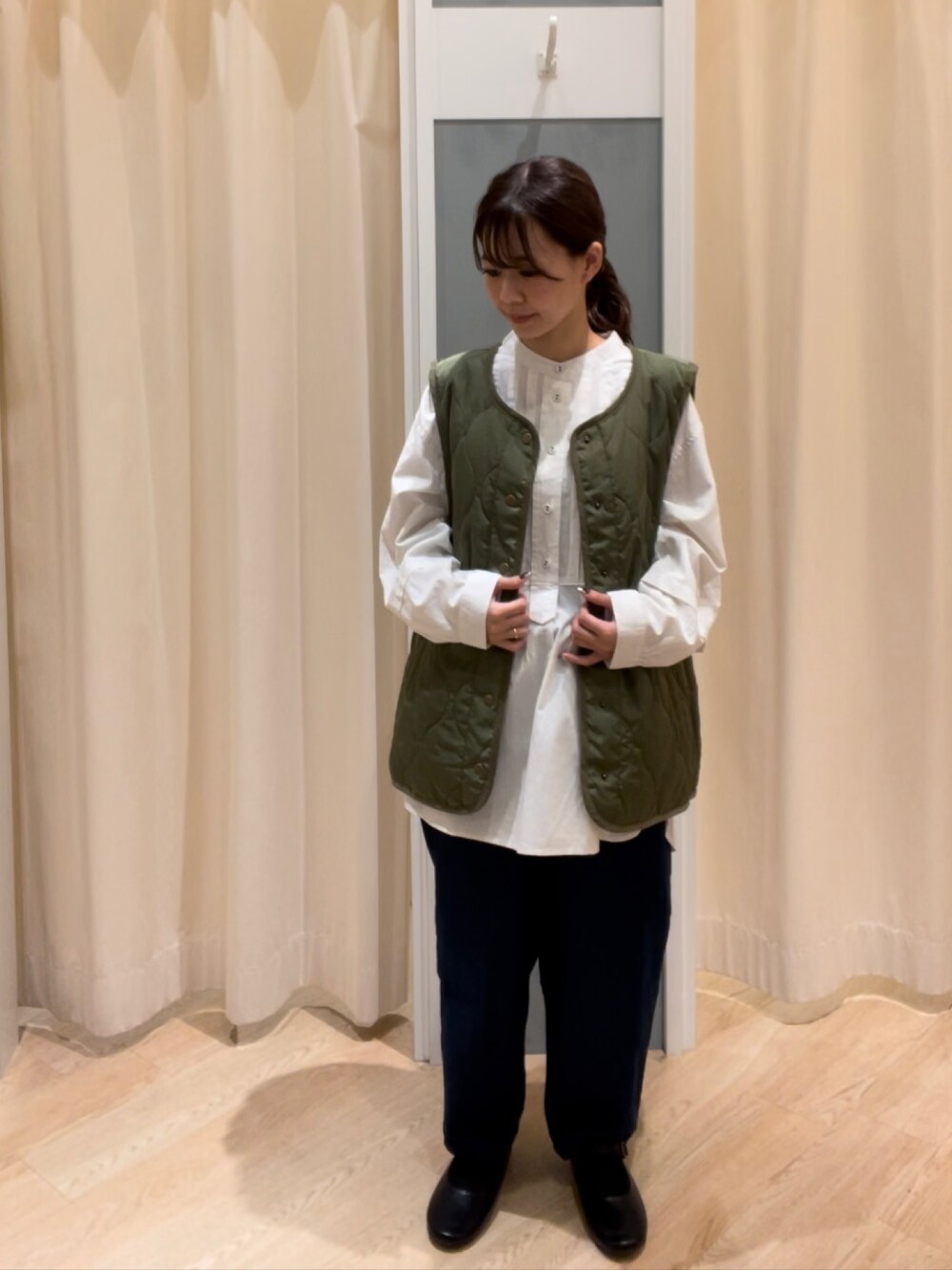 「秋コーデ、バンドカラーチュニック、キルティングベスト、デニムテーパードパンツ、カジュアルコーデ、低身長、Samansa Mos2、サマンサ モスモス(Samansa Mos2)」｜「Samansa Mos2のバンドカラータックチュニック（チュニック、ホワイト系）」を使った、つじあやのさん（レディース・149cm）の秋コーディネートの1枚目の写真