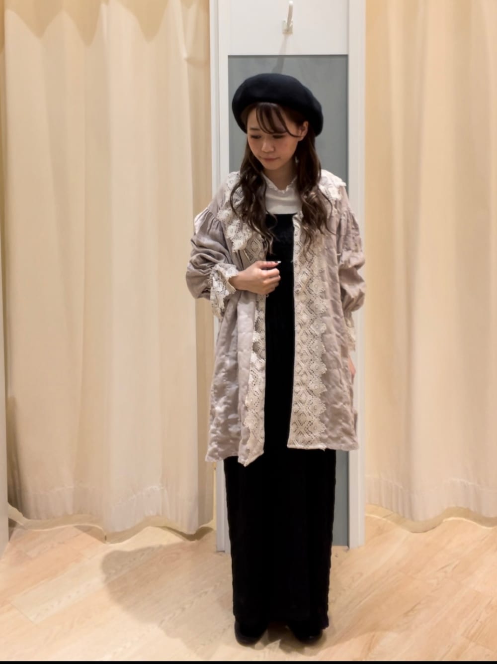 「秋コーデ、ナチュラル、メローカットソー、キャミワンピース、羽織ブラウス、ベレー帽、低身長、Samansa Mos2、サマンサ モスモス(Samansa Mos2)」｜「Samansa Mos2のシアーリブ配色メローカットソー（Tシャツ/カットソー、ホワイト系）」を使った、つじあやのさん（レディース・149cm）の秋コーディネートの1枚目の写真