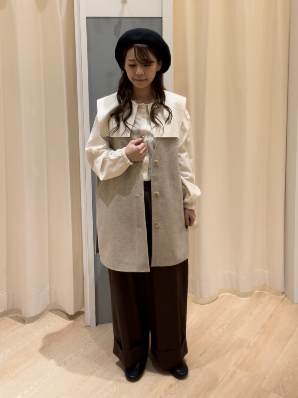 「秋コーデ、ナチュラル、セーラー襟ブラウス、ウールライク、ベスト、パンツ、ベレー帽、低身長、Samansa Mos2、サマンサ モスモス(Samansa Mos2)」｜「Samansa Mos2のスクエアセーラーカラーブラウス（シャツ/ブラウス、ホワイト系）」を使った、つじあやのさん（レディース・149cm）の秋コーディネートの1枚目の写真
