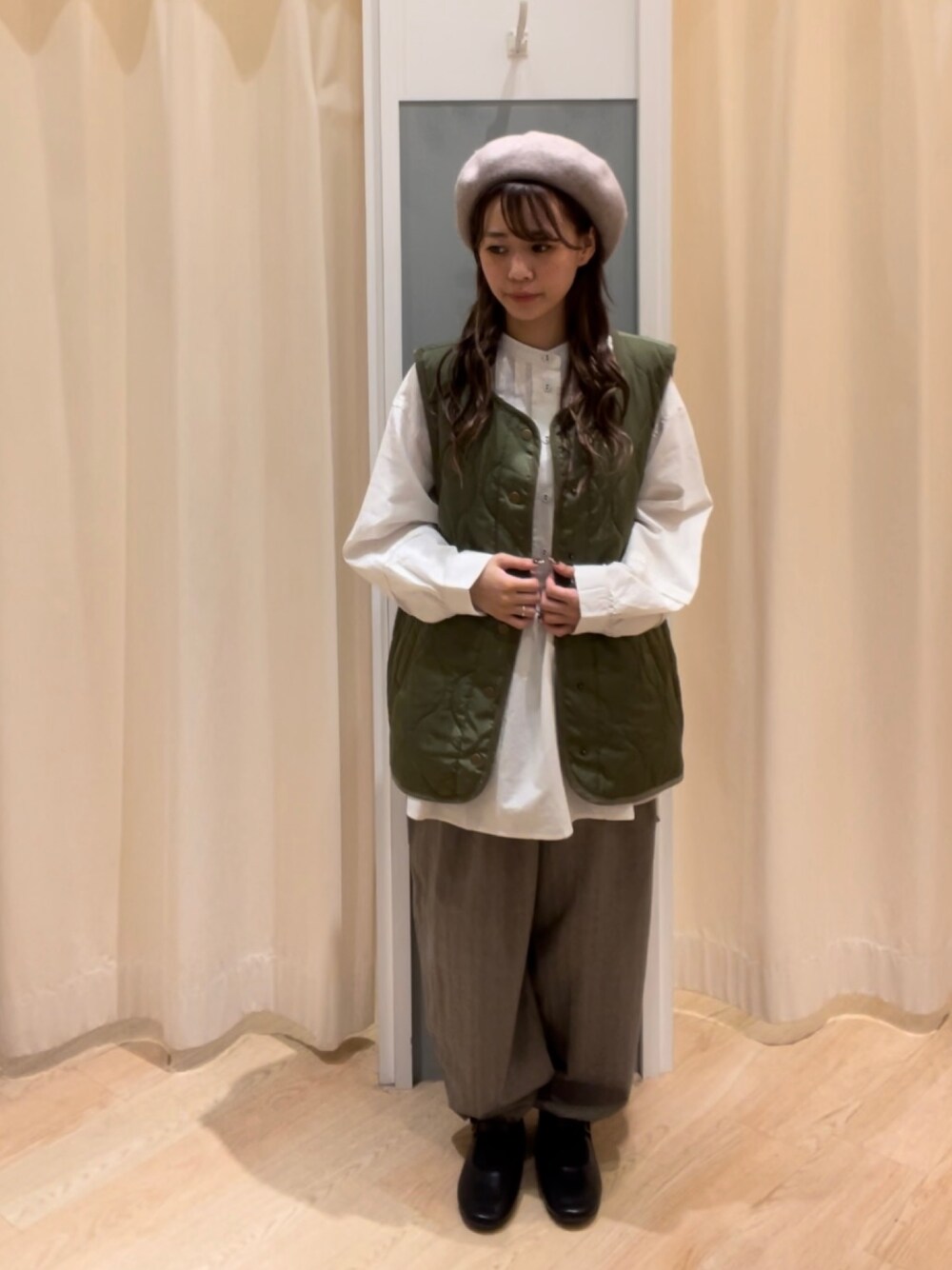 「秋コーデ、カジユアル、バンドカラーチュニックシャツ、キルティングベスト、ヘリンボーンパンツ、低身長、Samansa Mos2、サマンサ モスモス(Samansa Mos2)」｜「Samansa Mos2のバンドカラータックチュニック（チュニック、ホワイト系）」を使った、つじあやのさん（レディース・149cm）の秋コーディネートの1枚目の写真