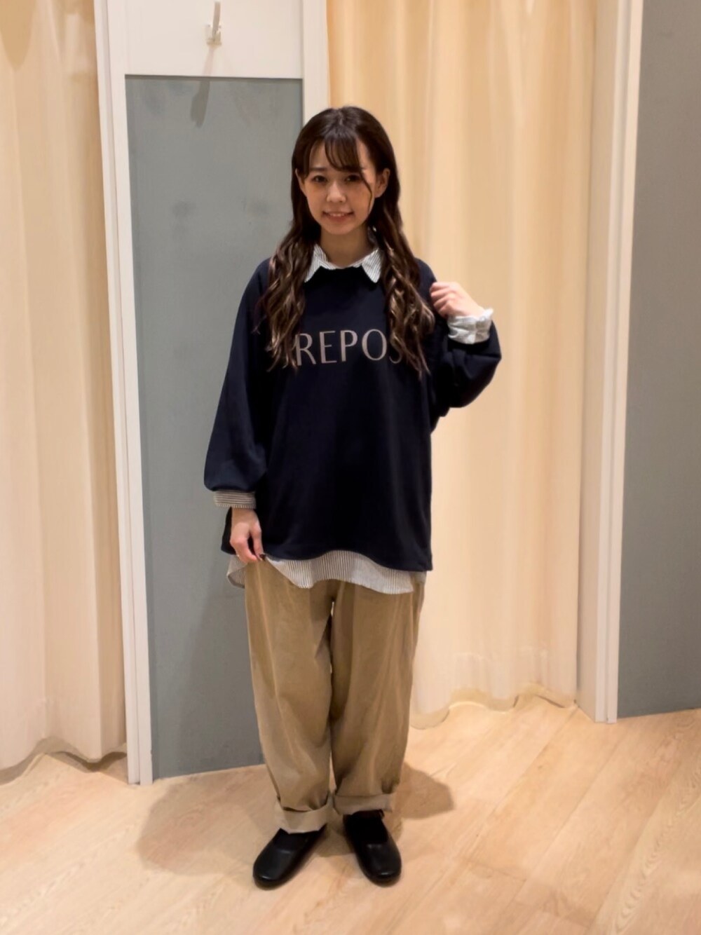 「秋コーデ、カジュアル、シャツ、スウェット、レイヤード風、コーデュロイパンツ、低身長、Samansa Mos2、サマンサ モスモス(Samansa Mos2)」｜「Samansa Mos2の柄アソート後ろ開きスキッパーチュニック（チュニック、ブルー系）」を使った、つじあやのさん（レディース・149cm）の秋コーディネートの1枚目の写真