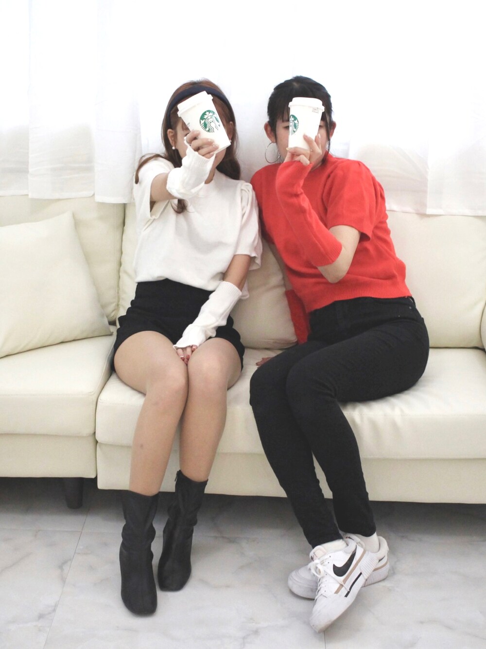 ホワイト系のニット/セーター、ブラック系のパンツ、ブラック系のブーツを着用したレディースの春コーディネートの1枚目の写真