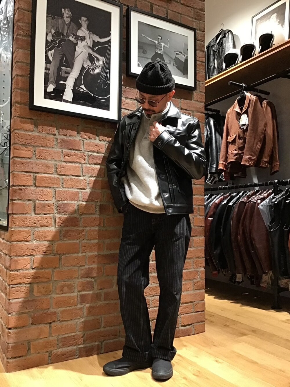 「未来のWEARISTAプロジェクト、メガネ男子、サングラス、レザー、レザージャケット、レイヤードスタイル、モノトーン、アメカジ、ストリート、ニット帽、トレーナー、スウェット」｜「schottのＤＳ　ＳＣＨ　ＯＬＤ　ＨＩＣＫＯＲＹ　ＤＥＮＩＭ　ＰＡＮＴＳ（その他パンツ、ブラック系）」を使った、総料理長（schottのイケオジ）さん（メンズ・170cm）の秋コーディネートの1枚目の写真