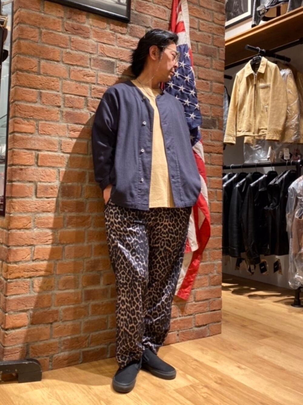 「プチプラ、サングラス、夏セールで買いました、カラーパンツ、シンプルコーデ、ロゴT、メガネ男子、 ＶＡＮＳ、ストリート、COOLなこのコが仲間入り」｜「schottのSchott/ショット/LEOPARD EASY PANTS/レオパード イージー パンツ（その他パンツ、グレー系）」を使った、総料理長（schottのイケオジ）さん（メンズ・170cm）の夏コーディネートの1枚目の写真
