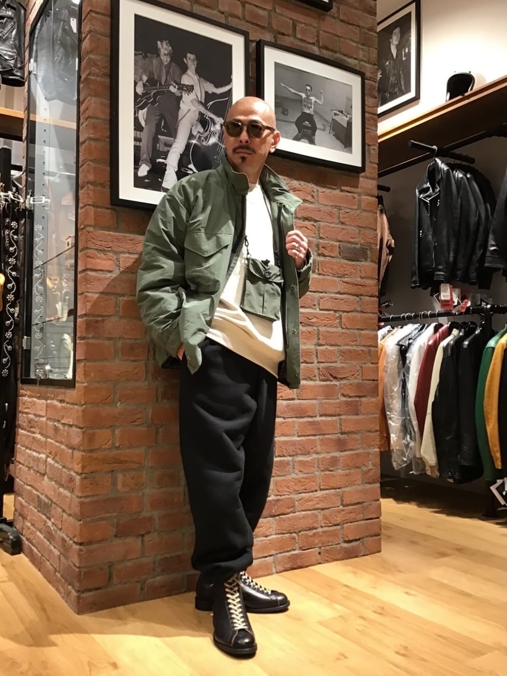 「メガネ男子、サングラス、スウェット、ブーツ、アメカジ、ミニバッグ、トレーナー、秋服準備はじめました、ビッグシルエット、秋コーデ、レイヤードスタイル」｜「schottのSchott/ショット/CVC SWEAT PANTS/スウェットパンツ（スウェットパンツ、ブラック系）」を使った、総料理長（schottのイケオジ）さん（メンズ・170cm）の秋コーディネートの1枚目の写真