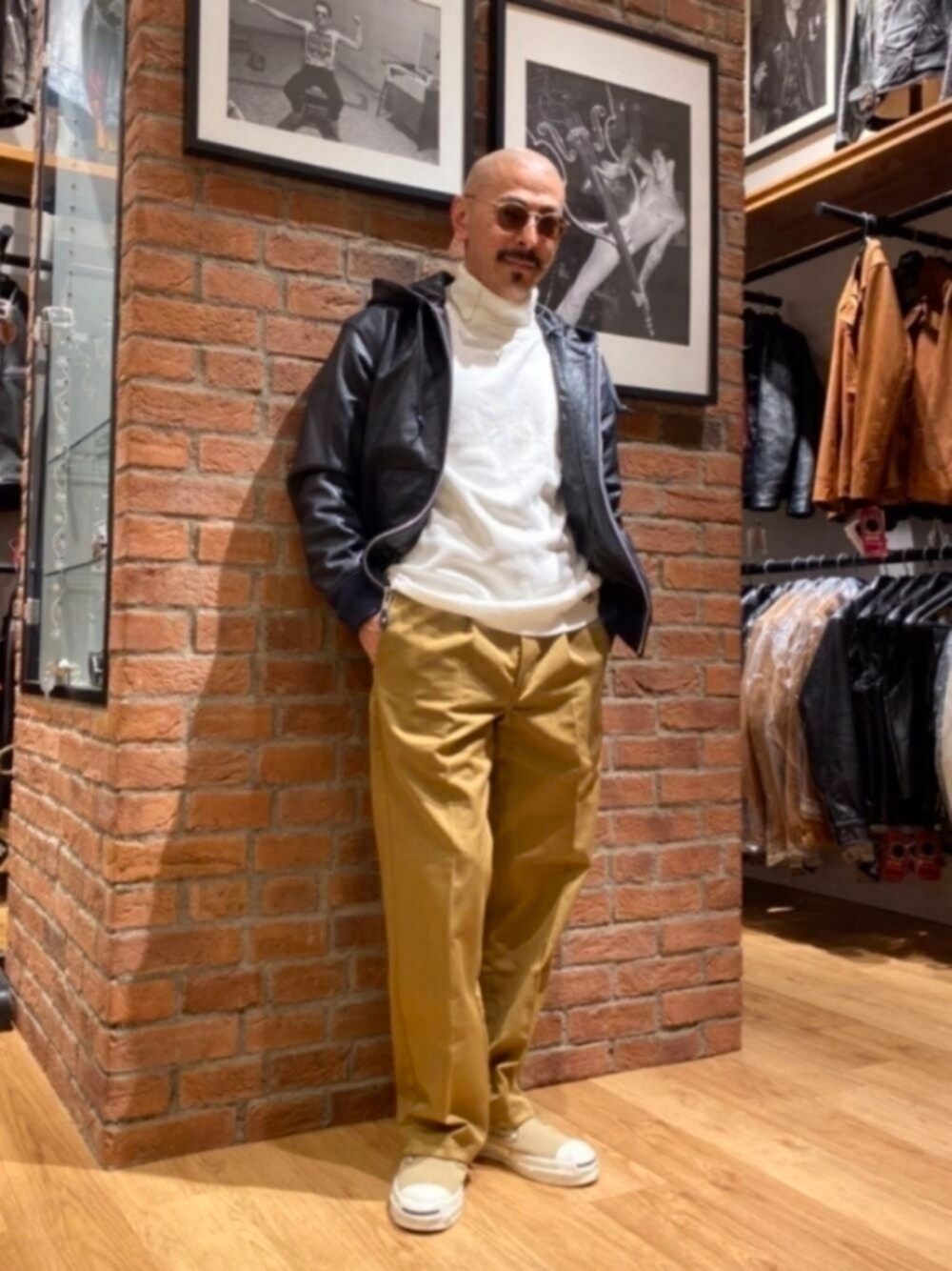 「サングラス、メガネ男子、レザージャケット、パーカー、カラーパンツ、チノパン、スニーカー、コンバース、きれいめカジュアル、秋服準備はじめました、シンプルコーデ、秋コーデ、だから秋服が好き」｜「CONVERSEのJACK PURCELL RET SUEDE SLIP-ON / ジャックパーセル　ＲＥＴ　スエード　スリップオン（スニーカー、ベージュ系）」を使った、総料理長（schottのイケオジ）さん（メンズ・170cm）の秋コーディネートの1枚目の写真