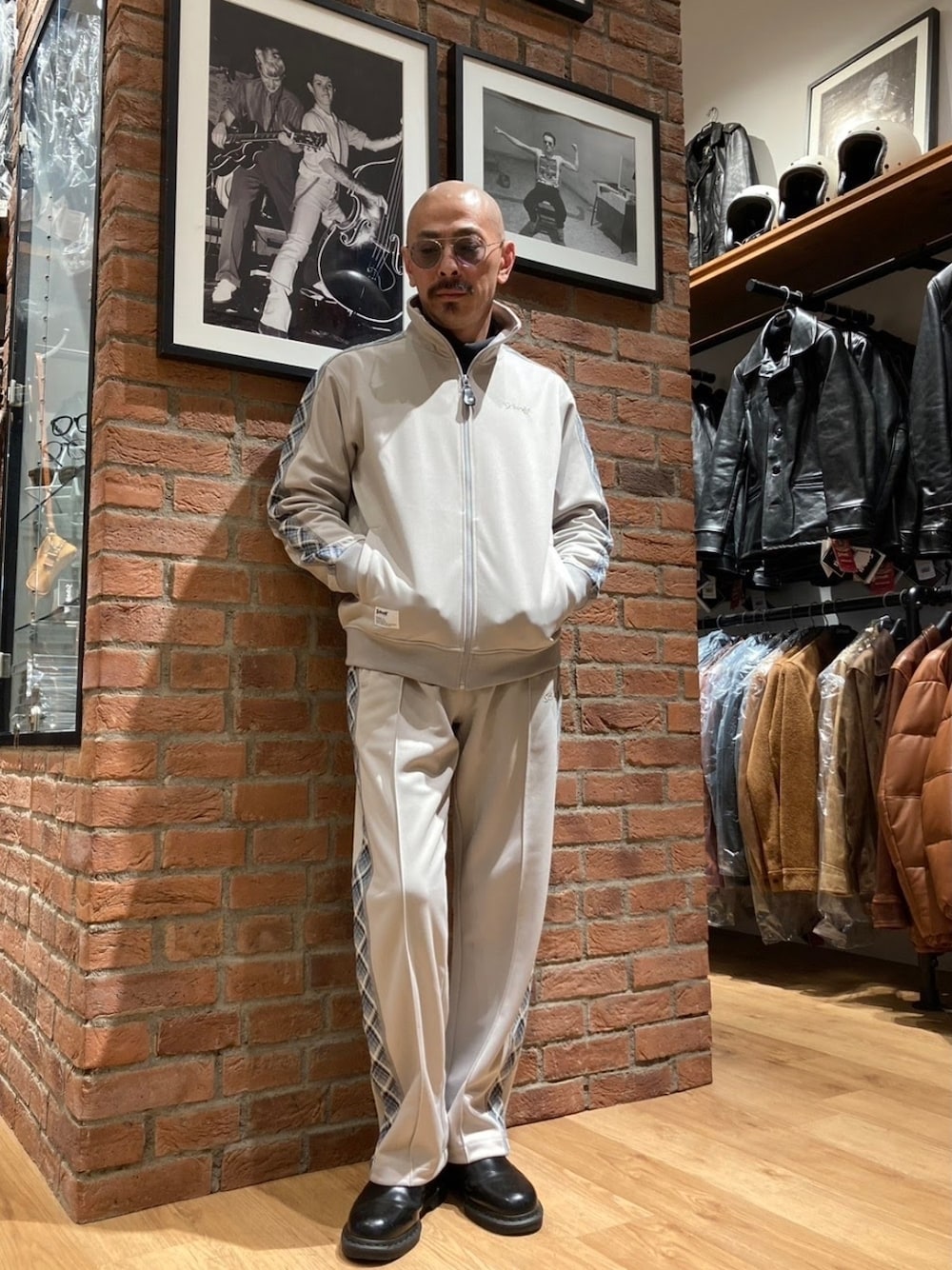 「メガネ男子、サングラス、セットアップ、ブーツ、アメカジ、シンプルコーデ、春コーデ、淡色コーデ」｜「Dr. Martensの《Dr.Martens》2976 MONO CHELSEA BOOT ドクターマーチン ２９７６ モノ チェルシー ブーツ（ブーツ、ブラック系）」を使った、総料理長（schottのイケオジ）さん（メンズ・170cm）の春コーディネートの1枚目の写真