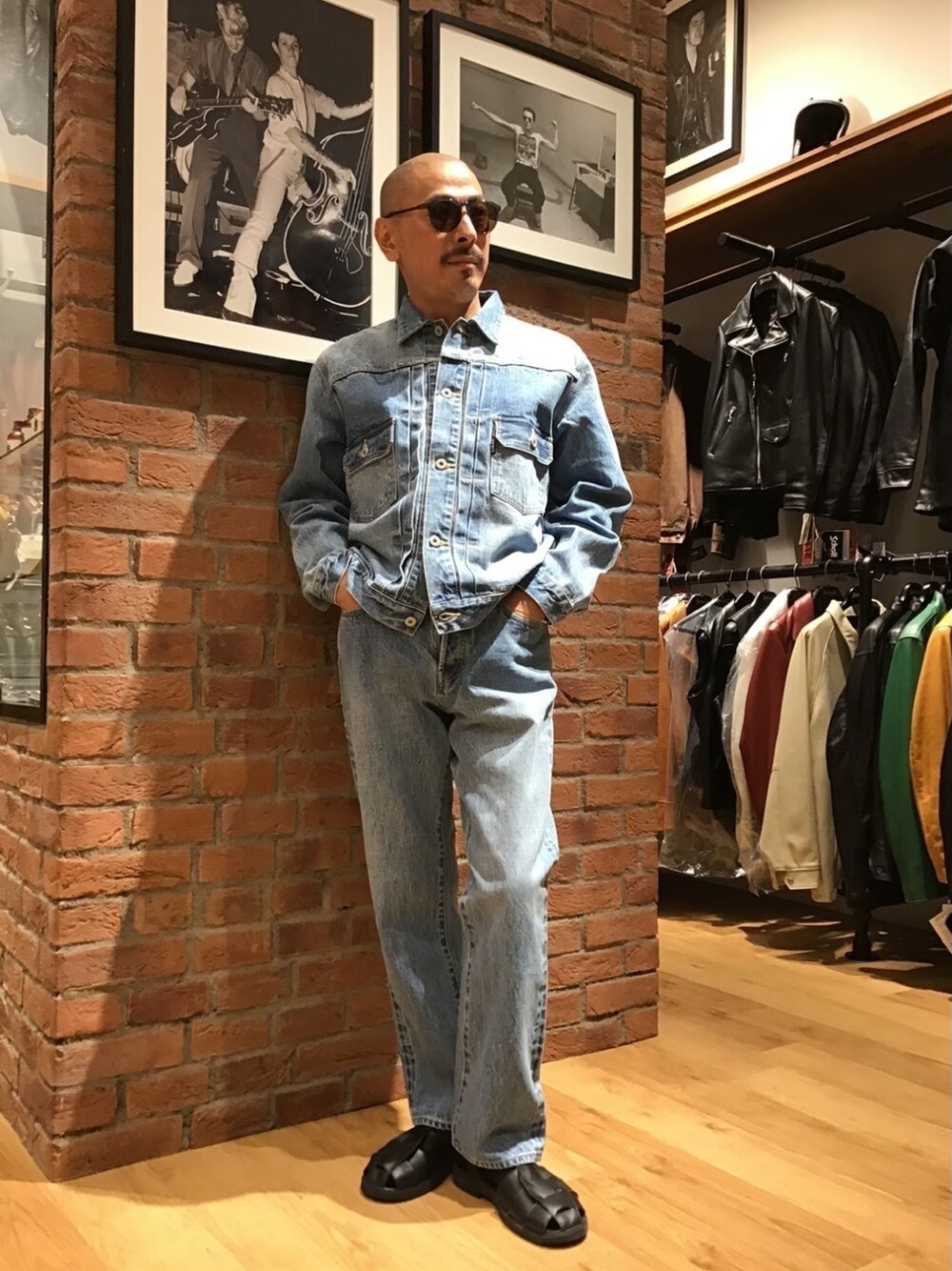 「メガネ男子、サングラス、デニム、セットアップ、古着MIX、アメカジ、グルカサンダル、淡色コーデ、ワントーンコーデ、ストリート」｜「schottのSchott/ショット/GURKA SANDALS/グルカサンダル（サンダル、ブラック系）」を使った、総料理長（schottのイケオジ）さん（メンズ・170cm）の秋コーディネートの1枚目の写真