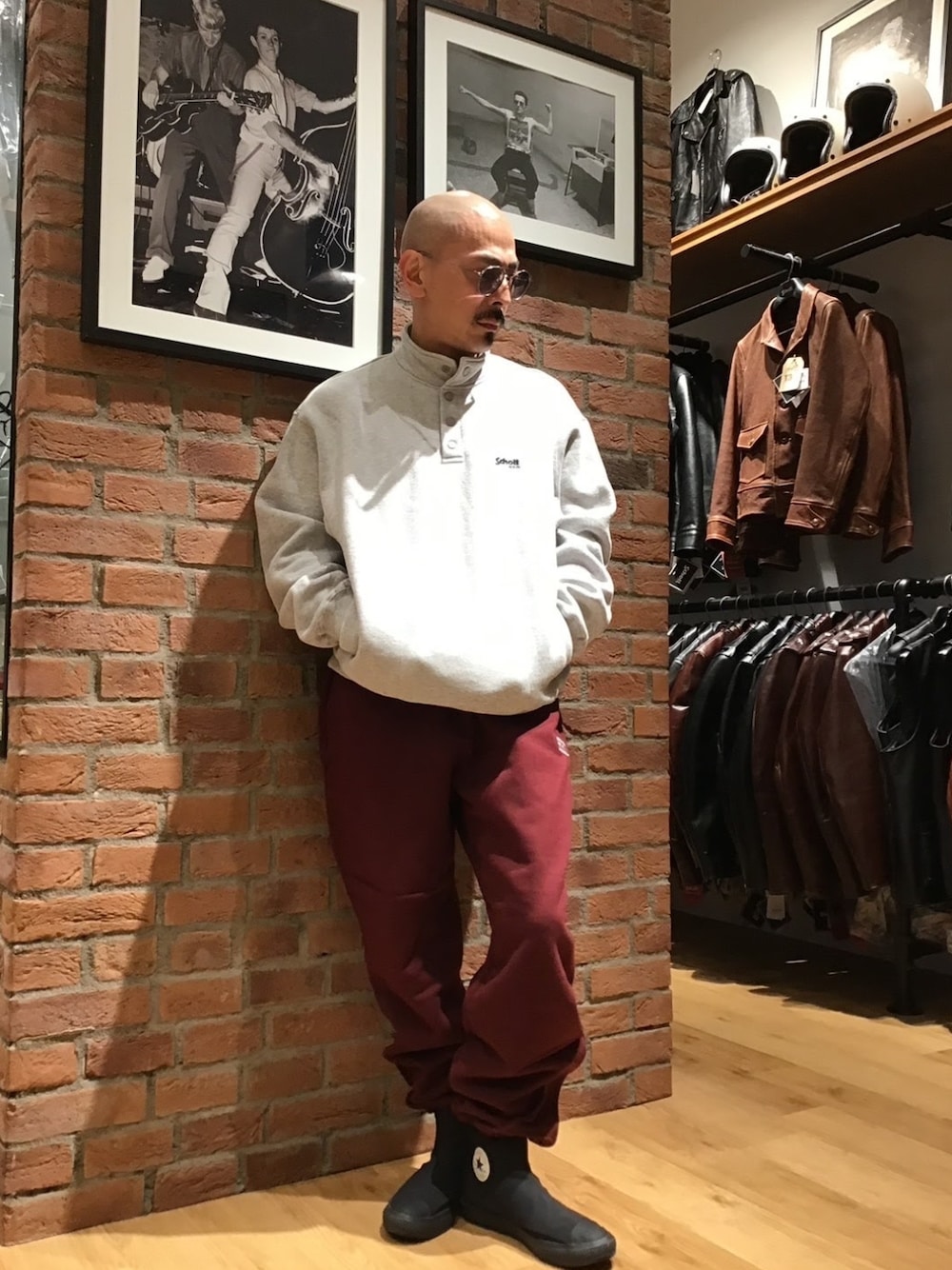 「メガネ男子、サングラス、コンバース、スウェット、ロゴスウェット、ストリート、ブーツ」｜「CONVERSEのconverse コンバース ALL STAR LIGHT WR SIDEGORE HI メンズスニーカー【軽量】(オールスターライトWRサイドゴアHI) 31302560（スニーカー、ブラック系）」を使った、総料理長（schottのイケオジ）さん（メンズ・170cm）の冬コーディネートの1枚目の写真