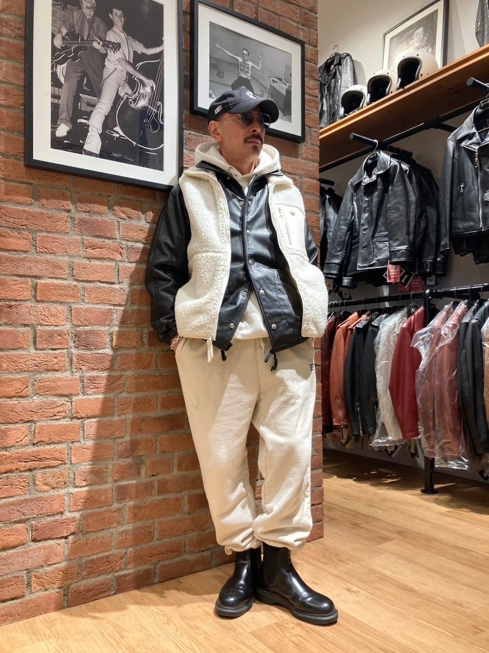 「メガネ男子、サングラス、キャップ、レザージャケット、レザー、コーチジャケット、ベスト、パーカー、レイヤードスタイル、モノトーン、フリース、冬コーデ、スウェットパンツ」｜「Dr. Martensの《Dr.Martens》2976 MONO CHELSEA BOOT ドクターマーチン ２９７６ モノ チェルシー ブーツ（ブーツ、ブラック系）」を使った、総料理長（schottのイケオジ）さん（メンズ・170cm）の冬コーディネートの1枚目の写真