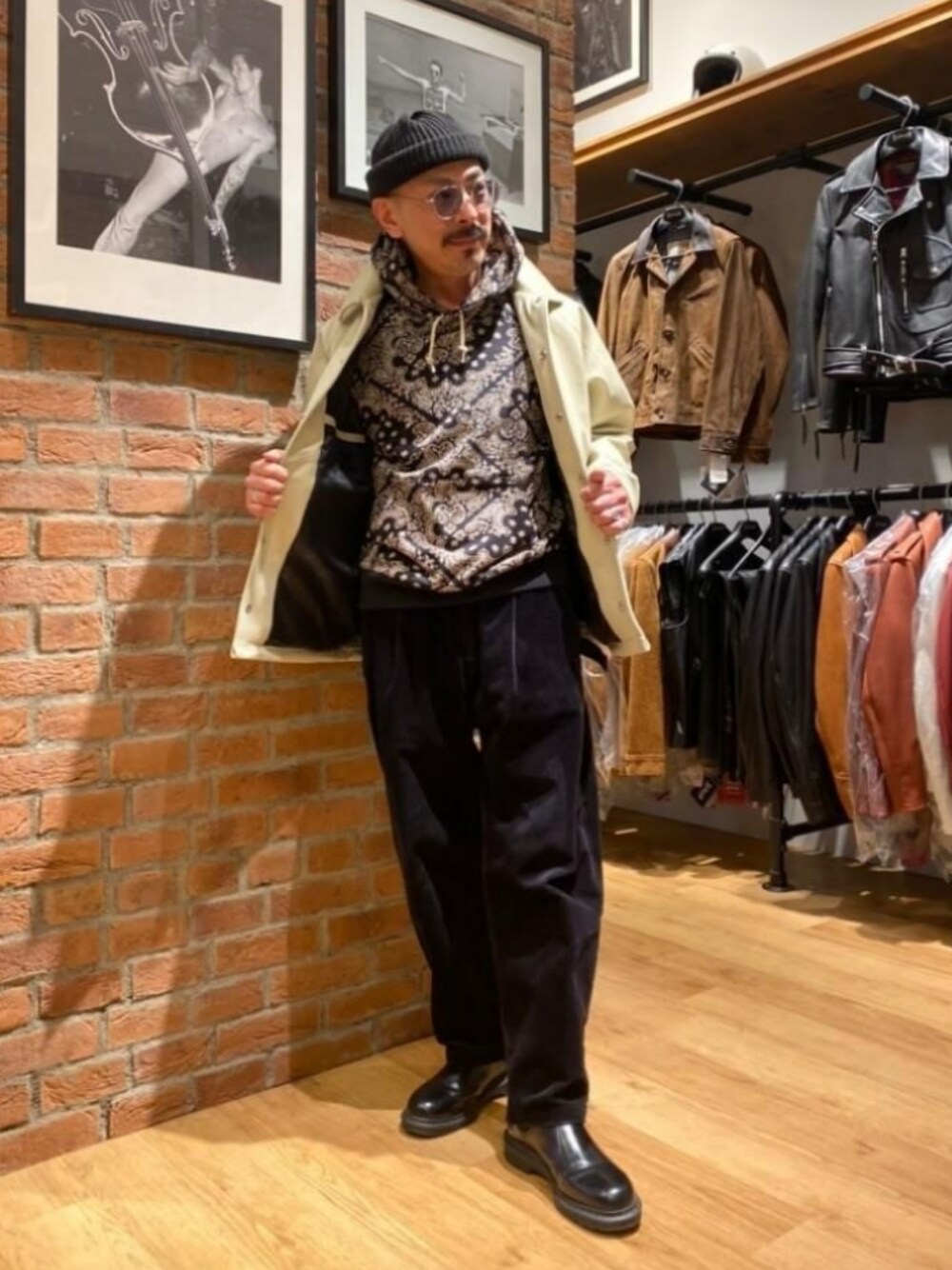 「私の推しブランド、メガネ女子、サングラス、ニット帽、カラーパンツ、コーデュロイパンツ、パーカー、ペイズリー、レザージャケット、コーチジャケット、レイヤードスタイル、ブーツ」｜「Dr. Martensの《Dr.Martens》2976 MONO CHELSEA BOOT ドクターマーチン ２９７６ モノ チェルシー ブーツ（ブーツ、ブラック系）」を使った、総料理長（schottのイケオジ）さん（メンズ・170cm）の冬コーディネートの1枚目の写真