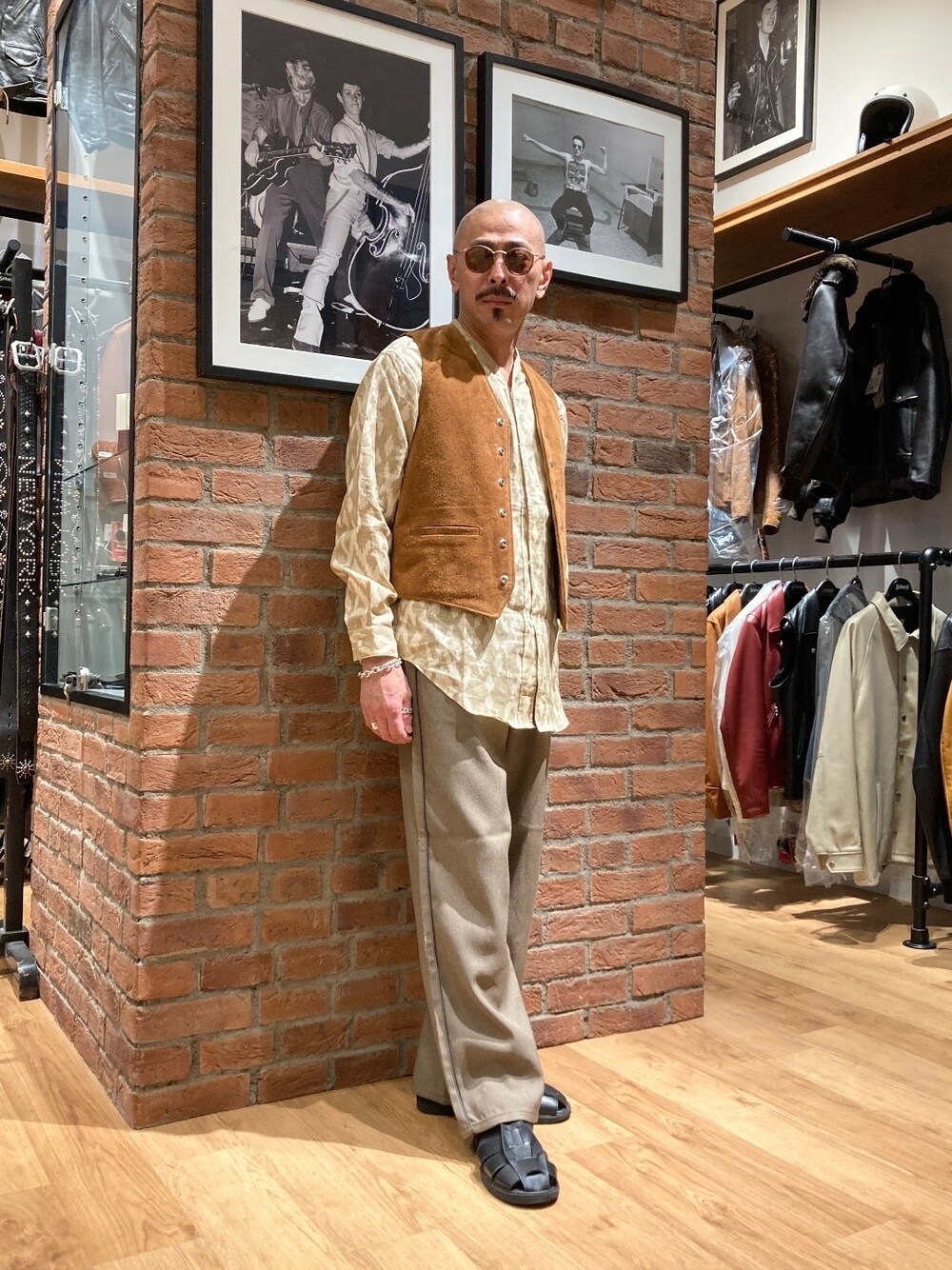 「メガネ男子、サングラス、ベスト、レイヤードスタイル、グルカサンダル、夏セールで買いました、カラーパンツ、シンプルコーデ、リネン、モード、大人カジュアル、ブラウン」｜「WranglerのSchott/ショット/×Wrangler/ラングラー/WRANCHER FLARE DRESS PANTS/ランチャー フレアードレスパンツ（スラックス、グレー系）」を使った、総料理長（schottのイケオジ）さん（メンズ・170cm）の夏コーディネートの1枚目の写真