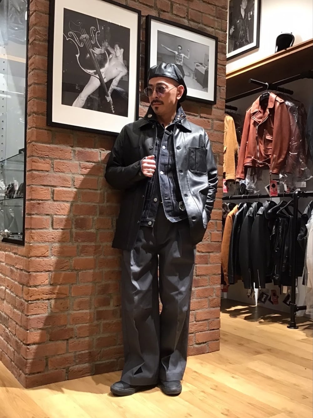 「メガネ男子、レザージャケット、カラーパンツ、レイヤードスタイル、デニムジャケット、コンバース、サングラス、モノトーン、デニム、チノパン、春コーデ、春アウター、ストリートフェス」｜「schottのSchottxDickies/ショット×ディッキーズ /EASY BAGGY PANTS/イージー バギー パンツ（その他パンツ、グレー系）」を使った、総料理長（schottのイケオジ）さん（メンズ・170cm）の春コーディネートの1枚目の写真