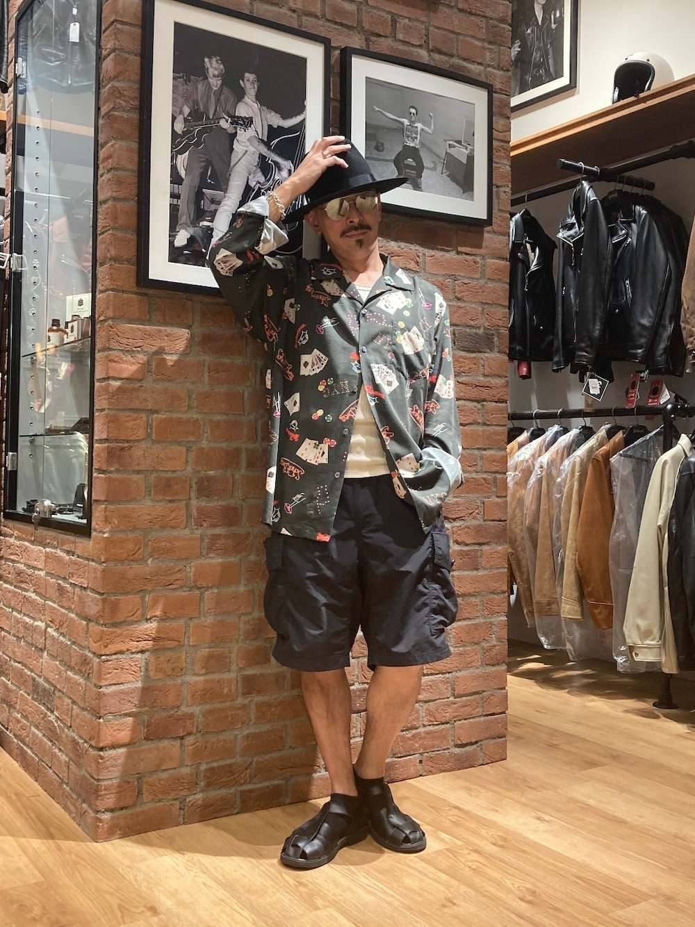 「メガネ男子、サングラス、ハット、柄シャツ、アロハシャツ、シャツスタイル、ショートパンツ、ハーフパンツ、グルカサンダル、秋服準備はじめました、アメカジ」｜「WILD THINGSのSchottxWILDTHINGS/ショット×ワイルドシングス/CARGO SHORTS/カーゴショーツ（その他パンツ、ブラック系）」を使った、総料理長（schottのイケオジ）さん（メンズ・170cm）の夏コーディネートの1枚目の写真