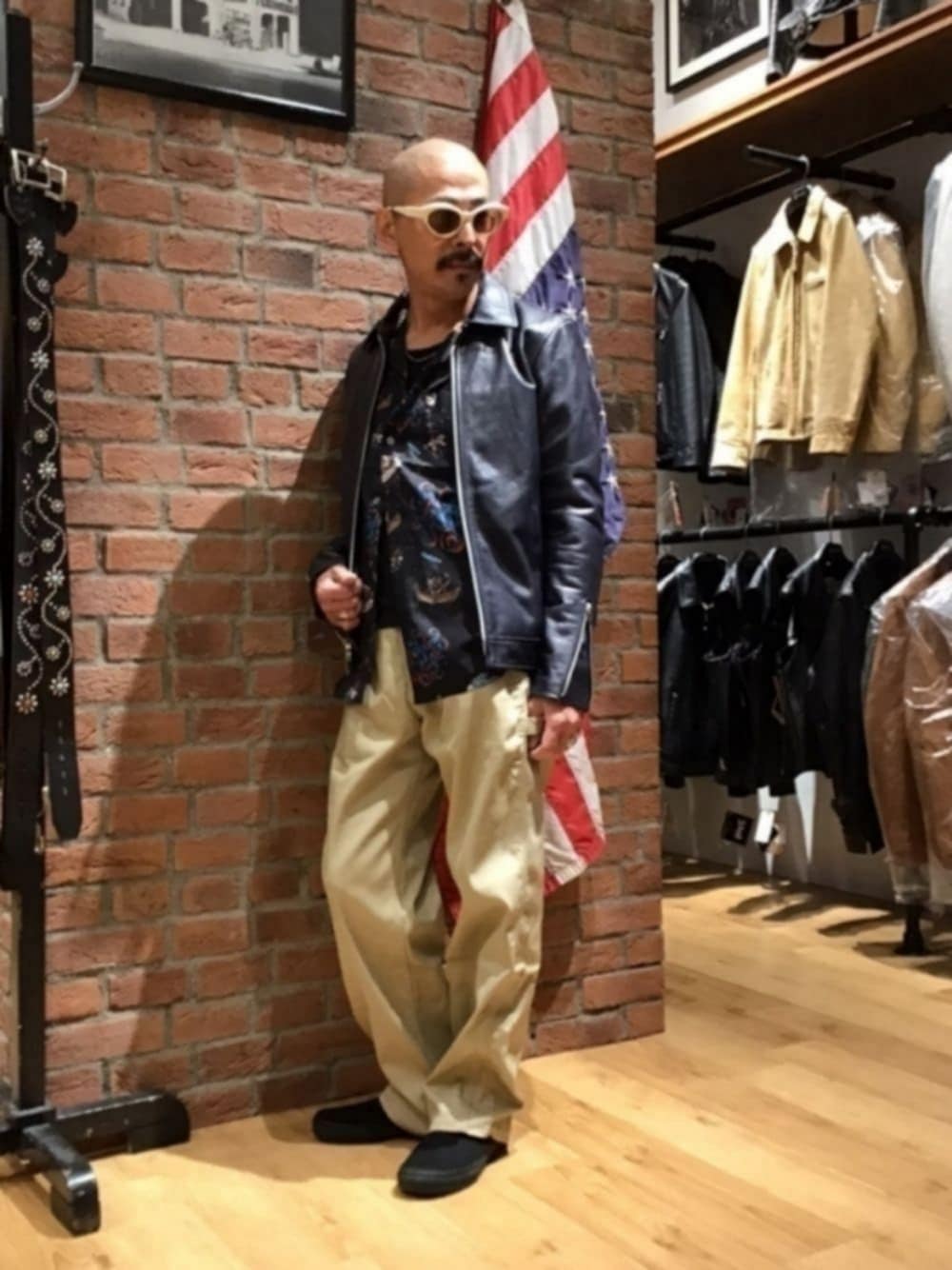「サングラス、メガネ男子、カラーパンツ、チノパン、レザージャケット、スニーカー、柄シャツ、オープンカラーシャツ、ライダース、秋トレンド2021、秋コーデ、好きな秋服」｜「VANSのVANS CLASSIC SLIP-ON (BLACK/BLACK)（スリッポン、ブラック系）」を使った、総料理長（schottのイケオジ）さん（メンズ・170cm）の夏コーディネートの1枚目の写真