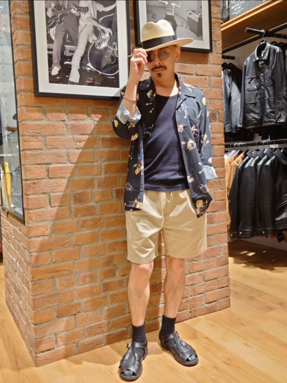 「メガネ男子、サングラス、シヨートパンツ、グルカサンダル、柄シャツ、アロハシャツ、オープンカラーシャツ、ハット、パナマハット、夏コーデ、麦わら帽子、サンダル」｜「schottのSchott/ショット/GURKA SANDALS/グルカサンダル（サンダル、ブラック系）」を使った、総料理長（schottのイケオジ）さん（メンズ・170cm）の夏コーディネートの1枚目の写真