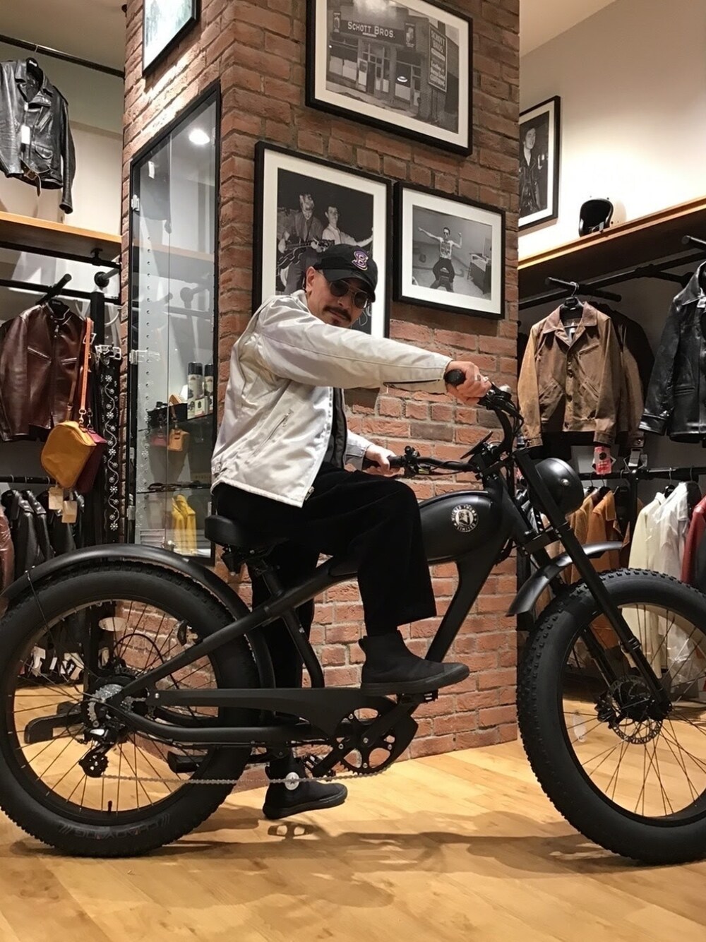 「メガネ男子、サングラス、コンバース、キャップ、モノトーン、コーデュロイ、コーデュロイパンツ、アメカジ、ストリート」｜「schottの【直営限定】Schott/ショット/CORDUROY KITCHEN PANTS/コーデュロイ キッチンパンツ（その他パンツ、ブラック系）」を使った、総料理長（schottのイケオジ）さん（メンズ・170cm）の秋コーディネートの1枚目の写真