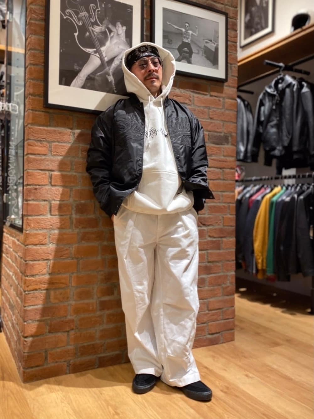 「メガネ男子、サングラス、スタジャン、パーカー、レイヤードスタイル、カラーパンツ、チノパン、ストリート、ビッグシルエット、モノトーン、モノトーンコーデ、春コーデ、アメカジ」｜「CONVERSEのCONVERSE/コンバース スニーカー 34200941（スニーカー、ブラック系）」を使った、総料理長（schottのイケオジ）さん（メンズ・170cm）の春コーディネートの1枚目の写真