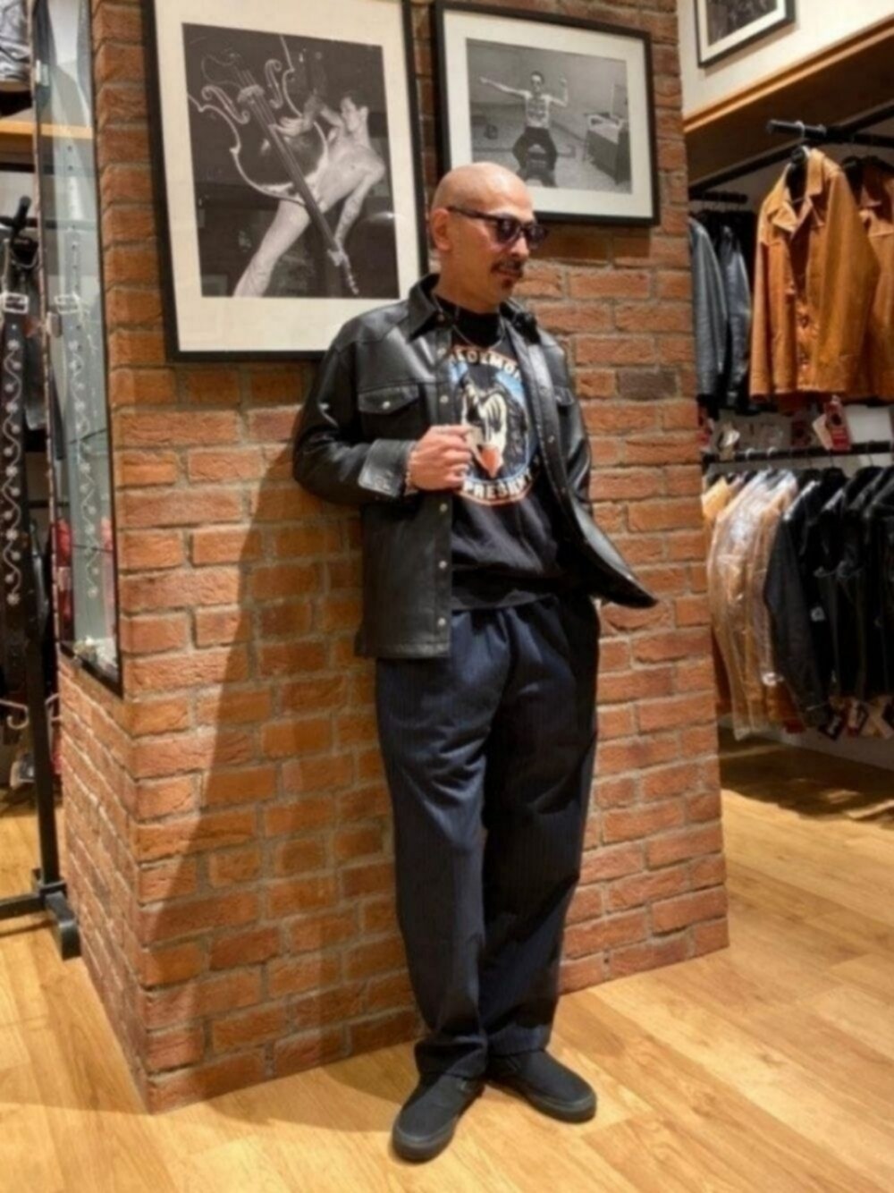 「サングラス、メガネ男子、レザー、レザージャケット、シェフパンツ、カラーパンツ、スニーカー、VANS、アメカジ、バンドT、ストリート、だから秋服が好き、レザーシャツ」｜「VANSのVANS CLASSIC SLIP-ON (BLACK/BLACK)（スリッポン、ブラック系）」を使った、総料理長（schottのイケオジ）さん（メンズ・170cm）の秋コーディネートの1枚目の写真