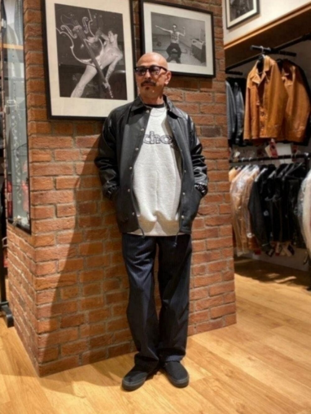 「サングラス、メガネ男子、レザージャケット、トレーナー、シェフパンツ、カラーパンツ、スニーカー、VANS、ストリート、アメカジ、コーチジャケット、ビッグシルエット、だから秋服が好き」｜「VANSのVANS CLASSIC SLIP-ON (BLACK/BLACK)（スリッポン、ブラック系）」を使った、総料理長（schottのイケオジ）さん（メンズ・170cm）の秋コーディネートの1枚目の写真