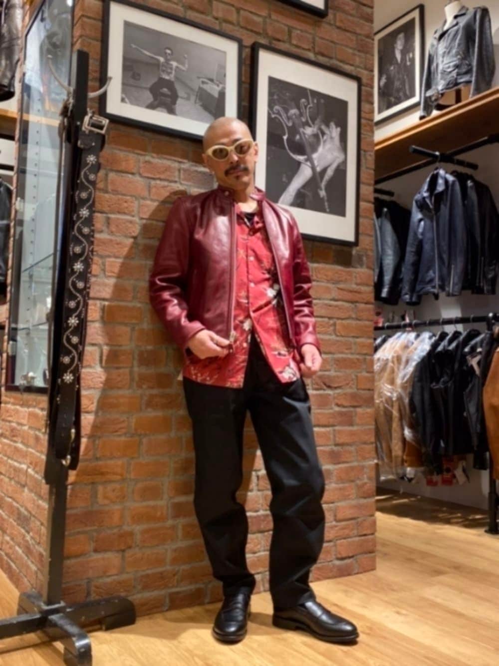 「サングラス、メガネ男子、オープンカラーシャツ、柄シャツ、レザージャケット、ライダース、カラーパンツ、シェフパンツ、革靴、ローファー、ブラック、秋トレンド2021、シャツスタイル、秋コーデ、好きな秋服」｜「schottのSchott/ショット/TC CHEF PANTS/シェフパンツ（その他パンツ、ブラック系）」を使った、総料理長（schottのイケオジ）さん（メンズ・170cm）の夏コーディネートの1枚目の写真