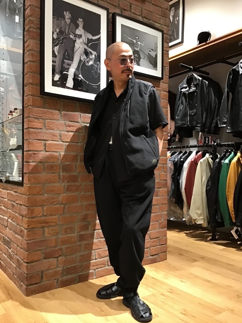「メガネ男子、サングラス、グルカサンダル、フリース、セットアップ、オールブラック、タックイン、ベスト、秋コーデ、スウェット、モノトーン、ワントーンコーデ」｜「schottのSchott/ショット/GURKA SANDALS/グルカサンダル（サンダル、ブラック系）」を使った、総料理長（schottのイケオジ）さん（メンズ・170cm）の秋コーディネートの1枚目の写真