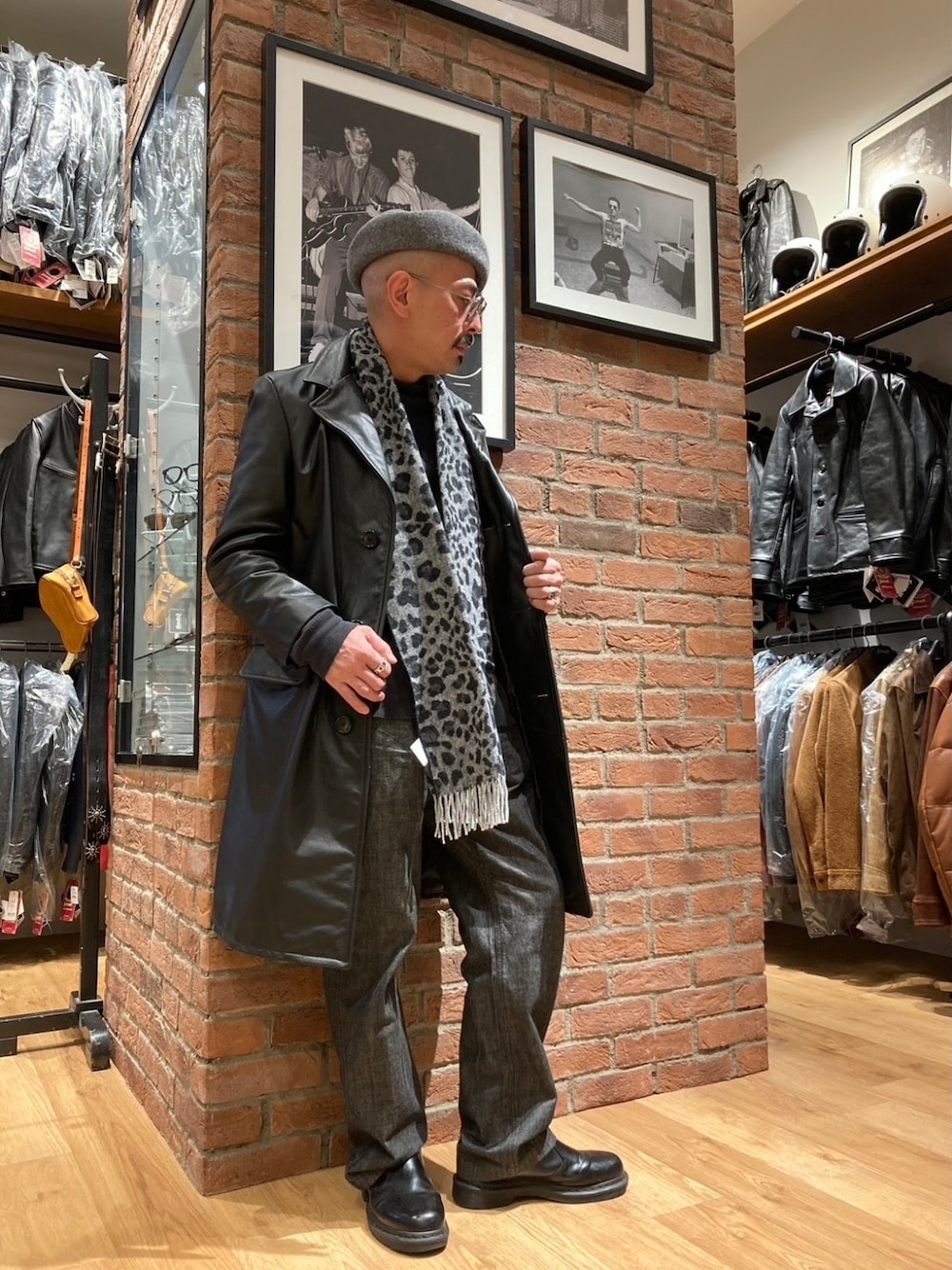「メガネ男子、サングラス、コート、カラーパンツ、レザー、ブーツ、マフラー、アニマル柄、レオパード」｜「Dr. Martensの《Dr.Martens》2976 MONO CHELSEA BOOT ドクターマーチン ２９７６ モノ チェルシー ブーツ（ブーツ、ブラック系）」を使った、総料理長（schottのイケオジ）さん（メンズ・170cm）の春コーディネートの1枚目の写真