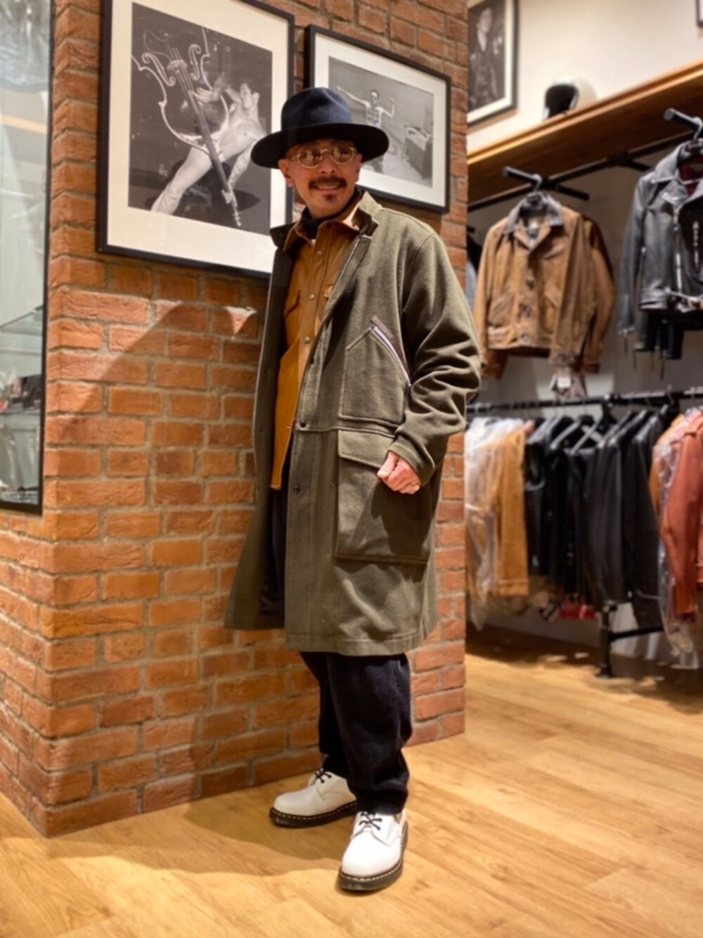 「ハット、コート、ロングコート、レザージャケット、レザーシャツ、ブーツ、コーデュロイパンツ、メガネ男子、サングラス、ビッグシルエット、レイヤードスタイル、アメカジ、ストリート、私の推しブランド、モッズコート」｜「Dr. Martensの《Dr.Martens》1460 8EYE BOOTS ドクターマーチン １４６０ エイトホール ブーツ（ブーツ、ホワイト系）」を使った、総料理長（schottのイケオジ）さん（メンズ・170cm）の冬コーディネートの1枚目の写真