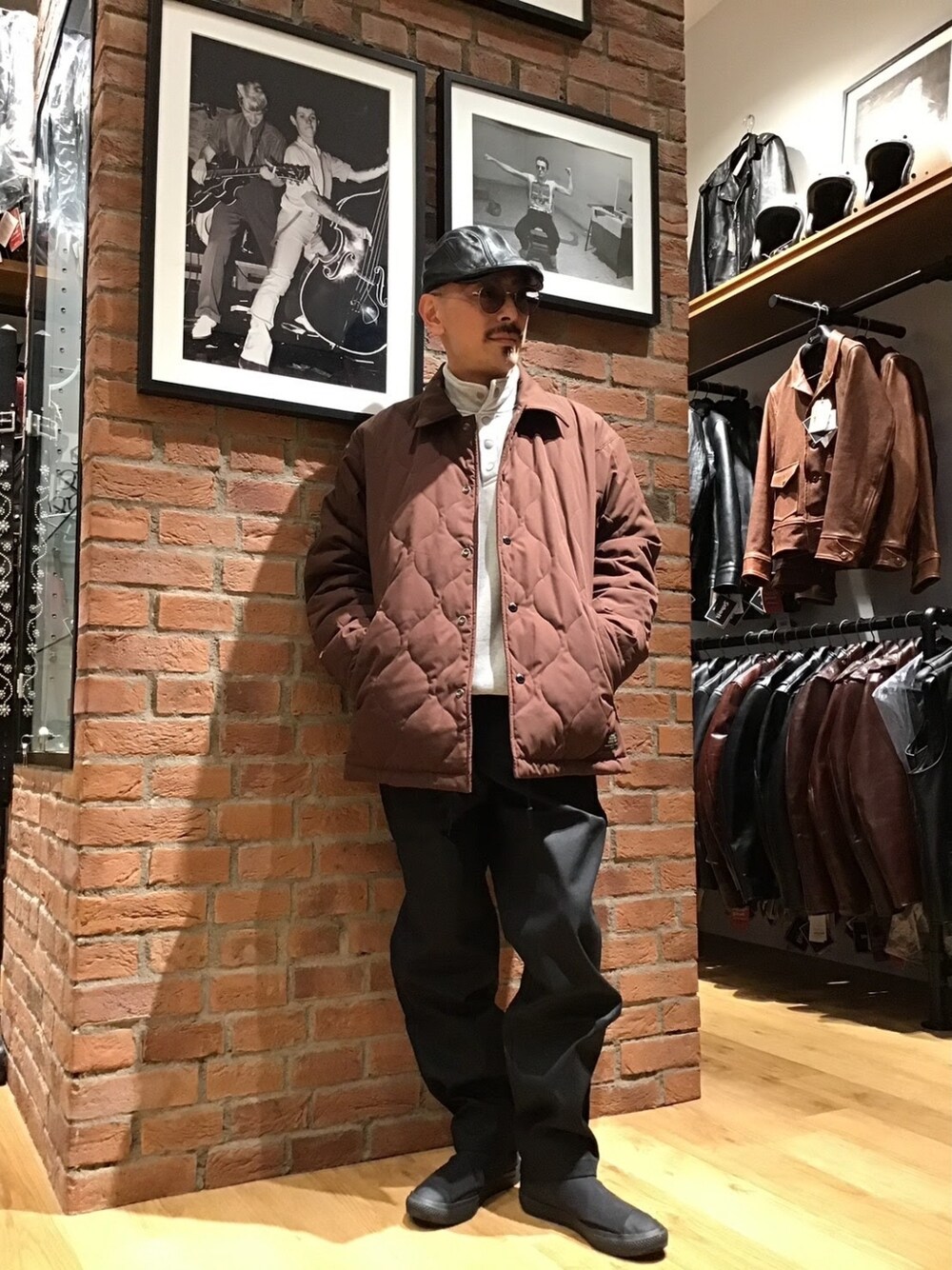「メガネ男子、サングラス、ベレー帽、キルティング、冬コーデ、クリスマスに着たい服、マイベストコーデ2022」｜「CONVERSEのconverse コンバース ALL STAR LIGHT WR SIDEGORE HI メンズスニーカー【軽量】(オールスターライトWRサイドゴアHI) 31302560（スニーカー、ブラック系）」を使った、総料理長（schottのイケオジ）さん（メンズ・170cm）の冬コーディネートの1枚目の写真