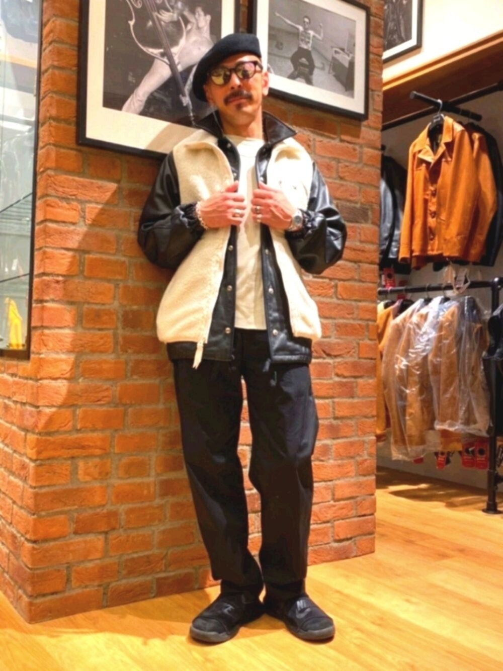「だから秋服が好き、サングラス、メガネ男子、レザージャケット、ベレー帽、コーチジャケット、カラーパンツ、チノパン、ベスト、フリース、ロンT、モノトーン、レイヤードスタイル」｜「DickiesのSchott×DICKIES/ショット×ディッキーズ/2TUCK TAPERED PANTS/ツータック テーパードパンツ（スラックス、ブラック系）」を使った、総料理長（schottのイケオジ）さん（メンズ・170cm）の秋コーディネートの1枚目の写真