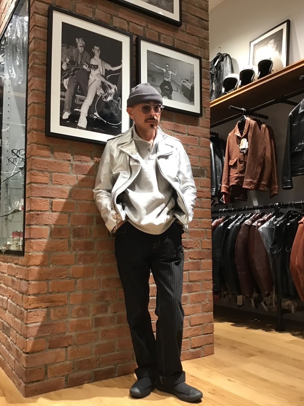 「メガネ男子、サングラス、モノトーン、レザー、レザージャケット、ライダース、アメカジ、ストリート、ニット帽、冬コーデ」｜「CONVERSEのconverse コンバース ALL STAR LIGHT WR SIDEGORE HI メンズスニーカー【軽量】(オールスターライトWRサイドゴアHI) 31302560（スニーカー、ブラック系）」を使った、総料理長（schottのイケオジ）さん（メンズ・170cm）の秋コーディネートの1枚目の写真