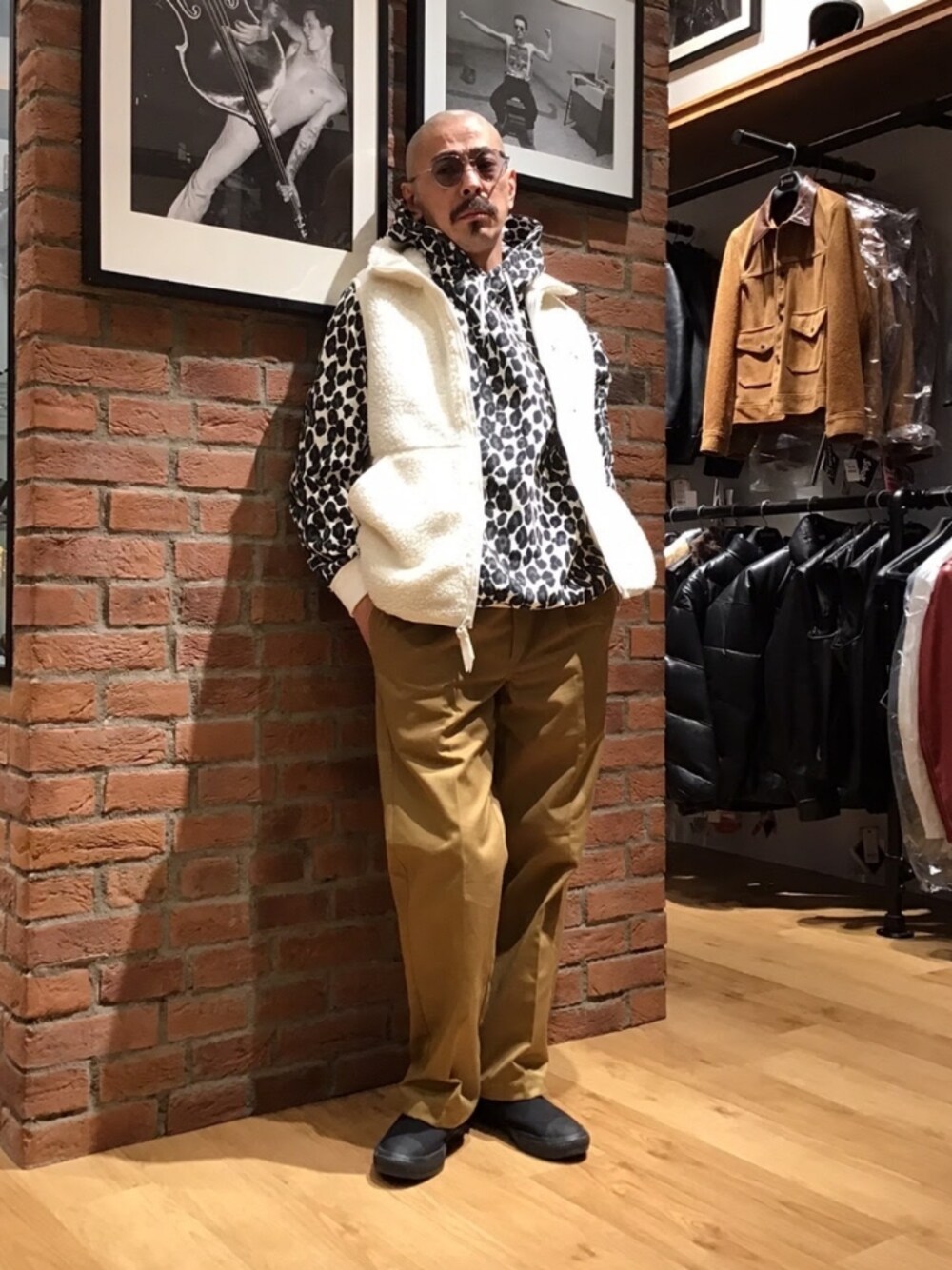 「ビッグシルエット、レオパード、アメカジ、カラーパンツ、チノパン、パーカー、ストリート、ベスト、冬コーデ、レイヤードスタイル、フリース、メガネ男子」｜「schottのSchott×DICKIES/ショット×ディッキーズ/1TUCK TC WORK PANTS/ワンタック ワークパンツ（チノパンツ、ゴールド系）」を使った、総料理長（schottのイケオジ）さん（メンズ・170cm）の秋コーディネートの1枚目の写真