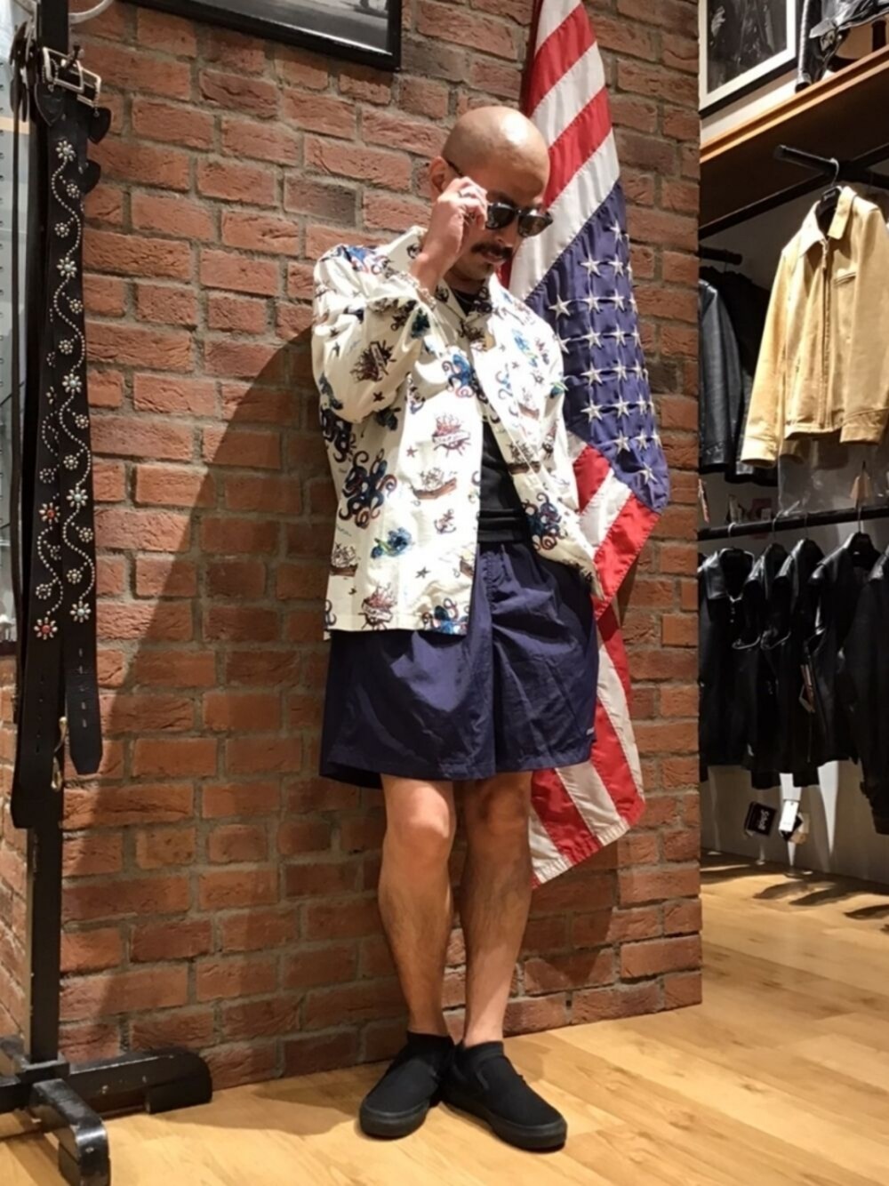 ブラック系のスリッポン、ホワイト系のシャツ/ブラウス、ブラック系のタンクトップを着用したメンズの夏コーディネートの1枚目の写真