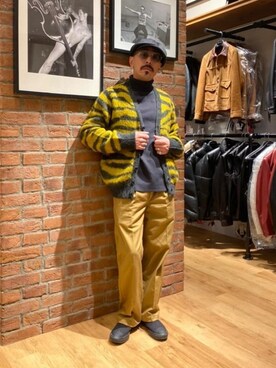 「アイテム（チノパンツ、ゴールド系）」を使った、総料理長（schottのイケオジ）さん（メンズ・170cm）の秋コーディネート