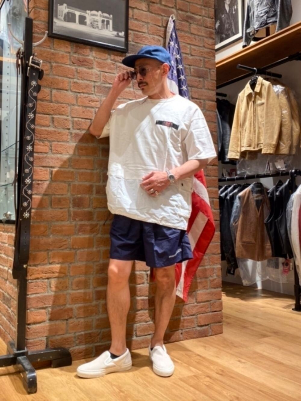 「キャップ、ビッグシルエット、白Tシャツ、サングラス、メガネ男子、ショートパンツ、夏だ！Tシャツ着よう！、コンバース、ホワイトコーデ、シンプルコーデ」｜「CONVERSEの《CONVERSE》CS  SLIP-ON  SK（スリッポン、ホワイト系）」を使った、総料理長（schottのイケオジ）さん（メンズ・170cm）の夏コーディネートの1枚目の写真