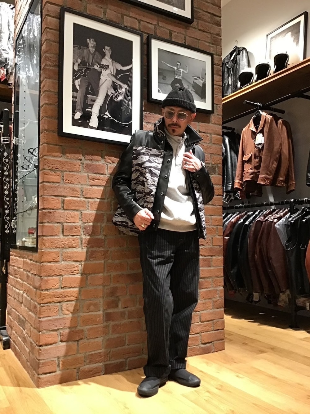 「メガネ男子、サングラス、レザー、レザージャケット、レイヤードスタイル、コンバース、ニット帽、トレーナー、スウェット、アメカジ、ダウンベスト、ベスト、ダウンジャケット、マイベストコーデ2022」｜「schottのＤＳ　ＳＣＨ　ＯＬＤ　ＨＩＣＫＯＲＹ　ＤＥＮＩＭ　ＰＡＮＴＳ（その他パンツ、ブラック系）」を使った、総料理長（schottのイケオジ）さん（メンズ・170cm）の冬コーディネートの1枚目の写真