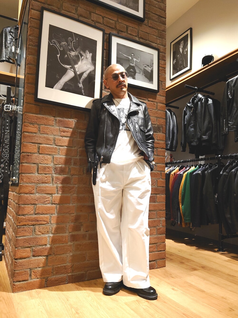 「メガネ男子、サングラス、レイヤードスタイル、レザージャケット、カラーパンツ、チノパン、ブーツ、モノトーン、シンプルコーデ、ストリートフェス」｜「schottのSchottxDickies/ショット×ディッキーズ /EASY BAGGY PANTS/イージー バギー パンツ（その他パンツ、ホワイト系）」を使った、総料理長（schottのイケオジ）さん（メンズ・170cm）の春コーディネートの1枚目の写真
