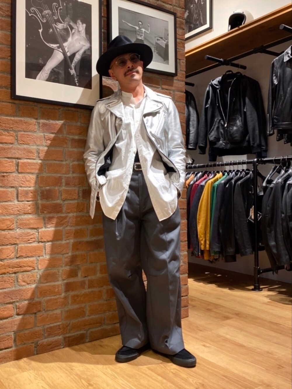 「メガネ男子、サングラス、ハット、シャツスタイル、ライダース、レザージャケット、レイヤードスタイル、カラーパンツ、チノパン、コンバース、ビッグシルエット、春コーデ、はじめましてコーデ」｜「CONVERSEのCONVERSE/コンバース スニーカー 34200941（スニーカー、ブラック系）」を使った、総料理長（schottのイケオジ）さん（メンズ・170cm）の春コーディネートの1枚目の写真