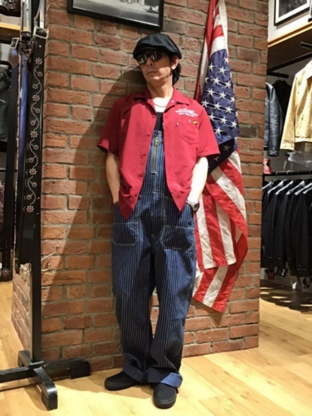 「サングラス、オーバーオール、オープンカラーシャツ、ストリート、ビッグシルエット、カラーパンツ、メガネ男子、スニーカー、ストライプ、ネオンカラー」｜「VANSのVANS CLASSIC SLIP-ON (BLACK/BLACK)（スリッポン、ブラック系）」を使った、総料理長（schottのイケオジ）さん（メンズ・170cm）の夏コーディネートの1枚目の写真