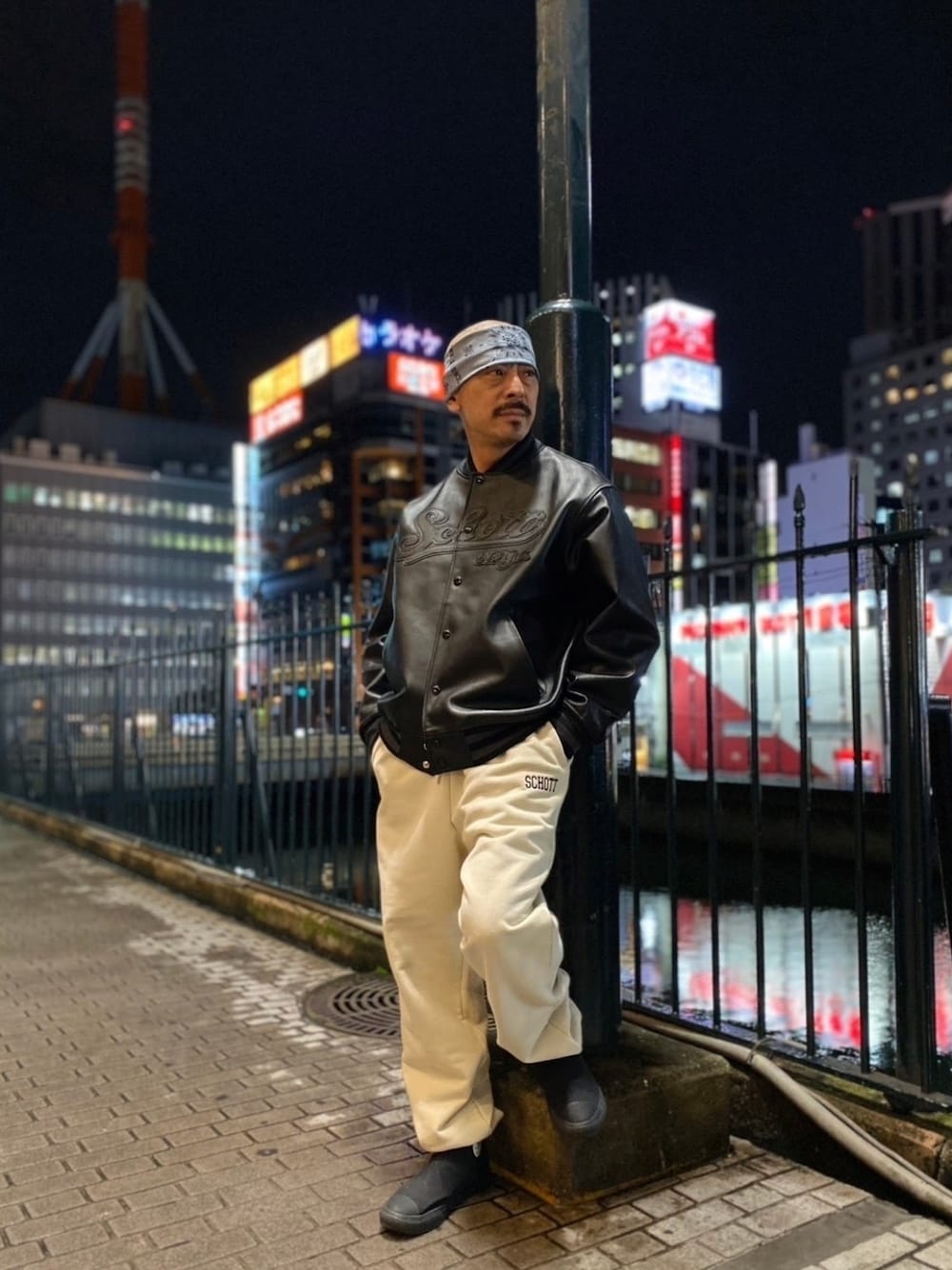「レザージャケット、レザー、スウェットパンツ、ロゴスウェット、コンバース、ストリート、アメカジ、モノトーン、シンフルコーデ、秋コーデ、スタジャン」｜「schottのSchott/ショット/CVC SWEAT PANTS/スウェットパンツ（スウェットパンツ、ホワイト系）」を使った、総料理長（schottのイケオジ）さん（メンズ・170cm）の秋コーディネートの1枚目の写真
