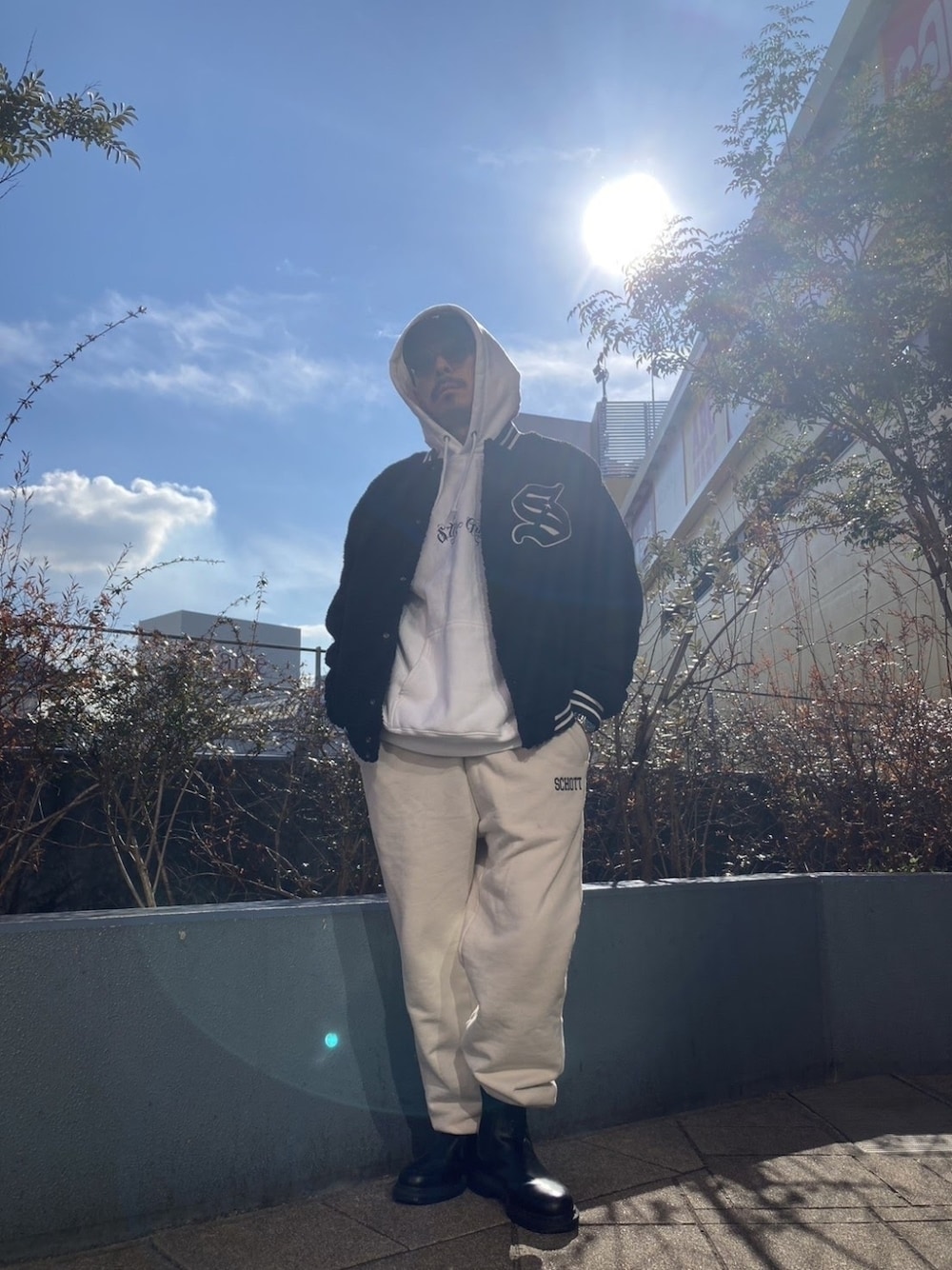 「メガネ男子、サングラス、ロゴスウェット、パーカー、スタジャン、レイヤードスタイル、ストリート、ブーツ、モノトーン、冬コーデ、スウェットパンツ、わたしの推しブランド」｜「schottのSchott/ショット/CVC SWEAT PANTS/スウェットパンツ（スウェットパンツ、ホワイト系）」を使った、総料理長（schottのイケオジ）さん（メンズ・170cm）の冬コーディネートの1枚目の写真