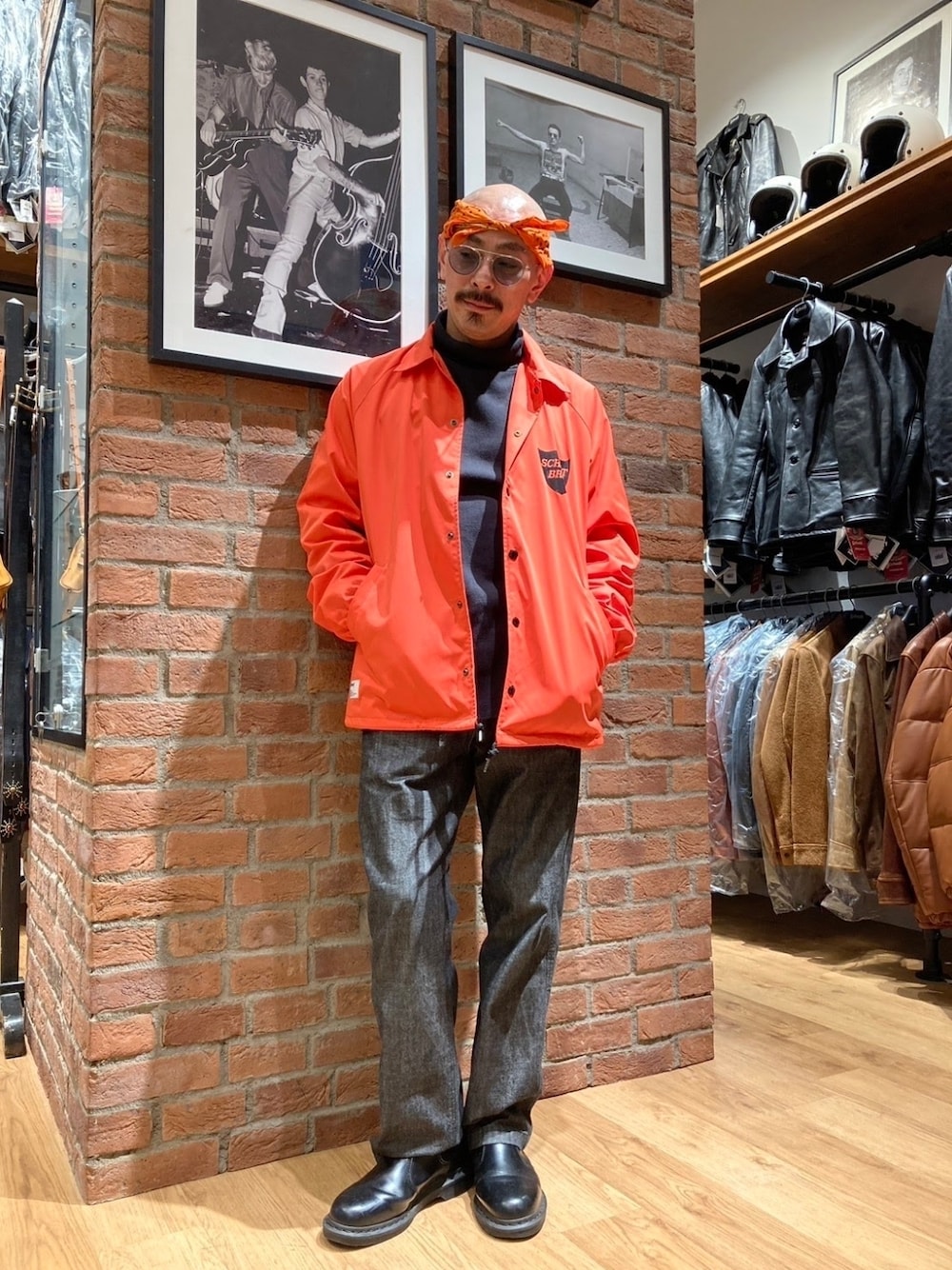 「メガネ男子、サングラス、コーチジャケット、カラーパンツ、ブーツ、ストリート、アメカジ、春コーデ、春アウター、パステル映える春、春服みてみて」｜「schottのLS HONEYCOMB TURTLENECK T-SHIRT/ハニカム タートルネックTシャツ（Tシャツ/カットソー、ブラック系）」を使った、総料理長（schottのイケオジ）さん（メンズ・170cm）の春コーディネートの1枚目の写真