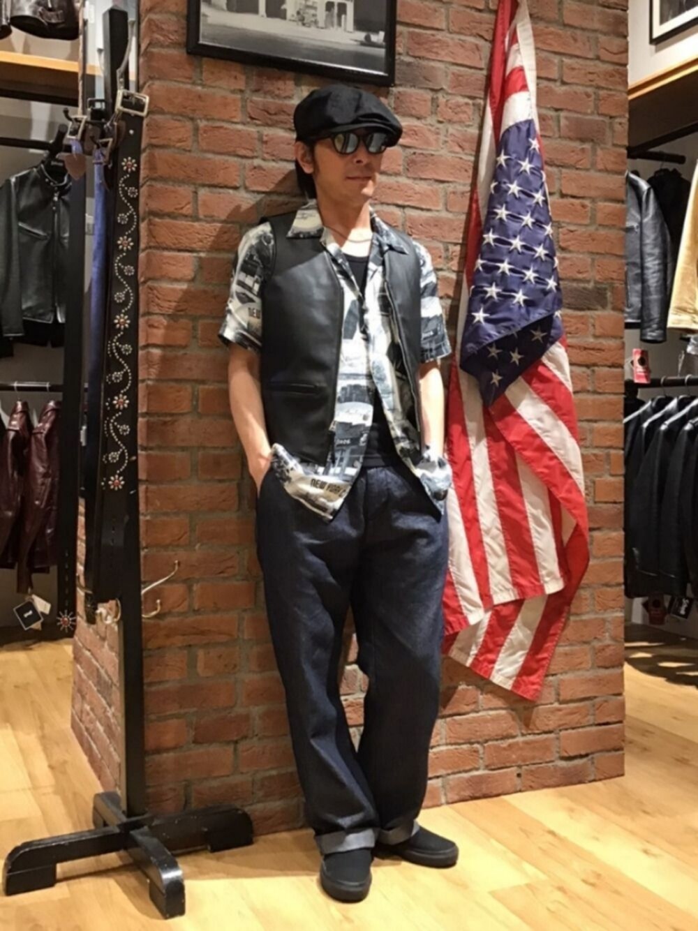 「COOLなこのコが仲間入り、サングラス、メガネ男子、カラーパンツ、アロハシャツ、夏コーデ、オープンカラーシャツ、休日スタイル、チノパン、柄シャツ」｜「schottのアイテム（シャツ/ブラウス、ホワイト系）」を使った、総料理長（schottのイケオジ）さん（メンズ・170cm）の夏コーディネートの1枚目の写真
