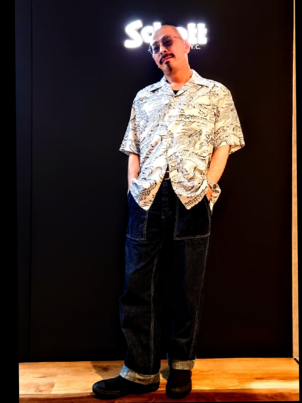 「メガネ男子、サングラス、淡色コーデ、お出かけコーデ、デニム、柄シャツ、アロハシャツ、アメカジ、春夏コーデ、オープンカラーシャツ」｜「schottのSchott/ショット/HAWAIIAN SHIRT "DRAGON"/ハワイアンシャツ "ドラゴン"（シャツ/ブラウス、ホワイト系）」を使った、総料理長（schottのイケオジ）さん（メンズ・170cm）の春コーディネートの1枚目の写真