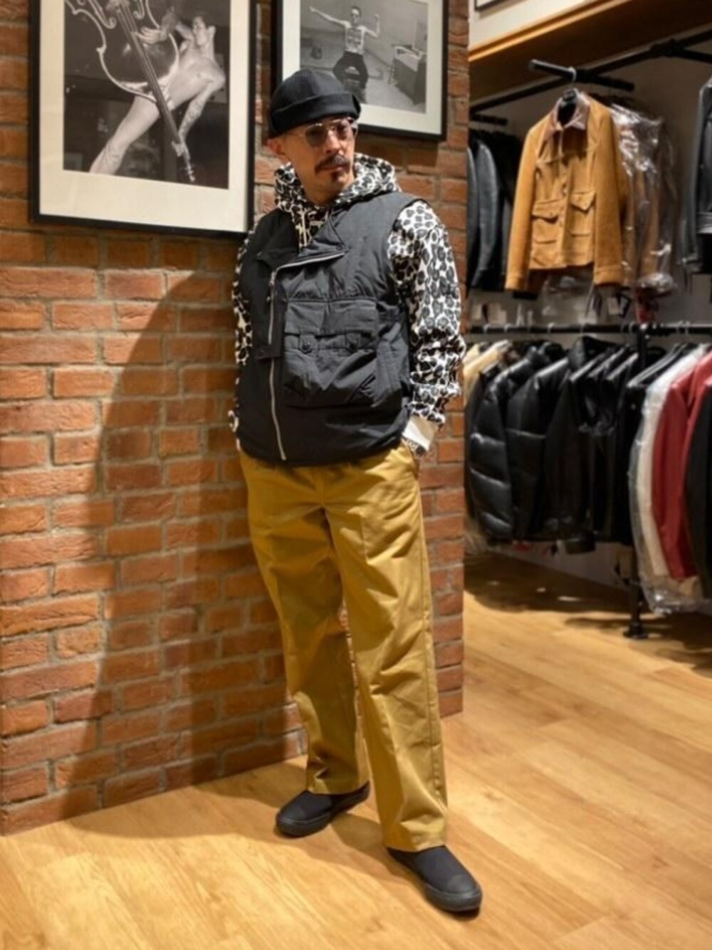 「レオパード、ダウンベスト、カラーパンツ、チノパン、パーカー、サングラス、ベスト、冬コーデ、レイヤードスタイル、スニーカーコーデ、ミリタリージャケット、プチプラ、メガネ男子、ミリタリーフェス」｜「schottのSchott×DICKIES/ショット×ディッキーズ/1TUCK TC WORK PANTS/ワンタック ワークパンツ（チノパンツ、ゴールド系）」を使った、総料理長（schottのイケオジ）さん（メンズ・170cm）の秋コーディネートの1枚目の写真