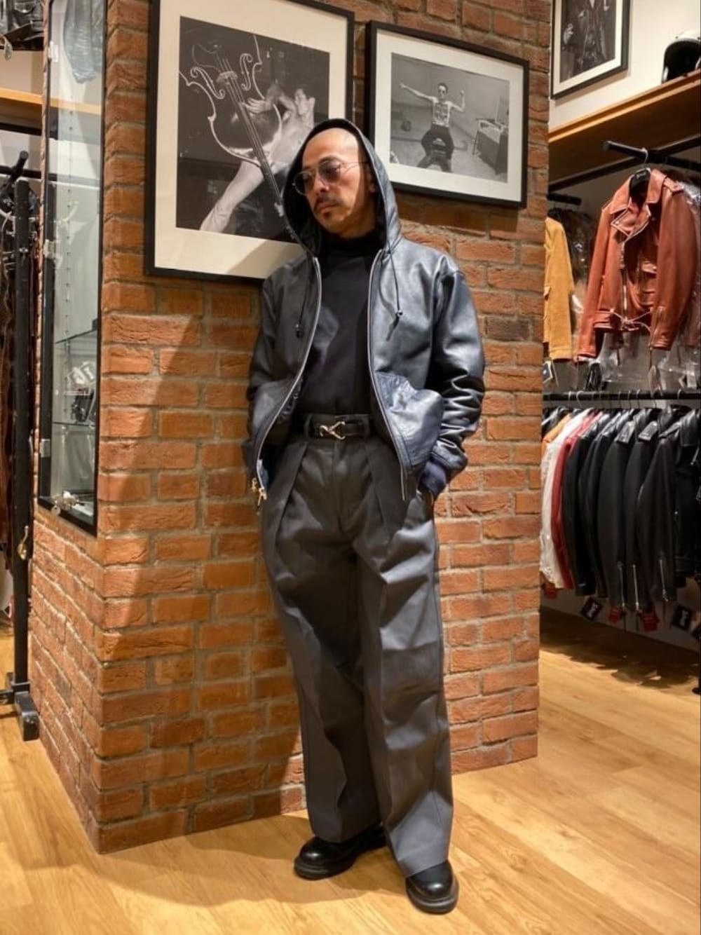 「メガネ男子、サングラス、パーカー、カラーパンツ、ブーツ、タックイン、レザージャケット、タートルネック、レイヤードスタイル、春アウター、アメカジ、ストリート、シンプルコーデ、チノパン、ストリートフェス」｜「Dr. Martensの《Dr.Martens》2976 MONO CHELSEA BOOT ドクターマーチン ２９７６ モノ チェルシー ブーツ（ブーツ、ブラック系）」を使った、総料理長（schottのイケオジ）さん（メンズ・170cm）の冬コーディネートの1枚目の写真
