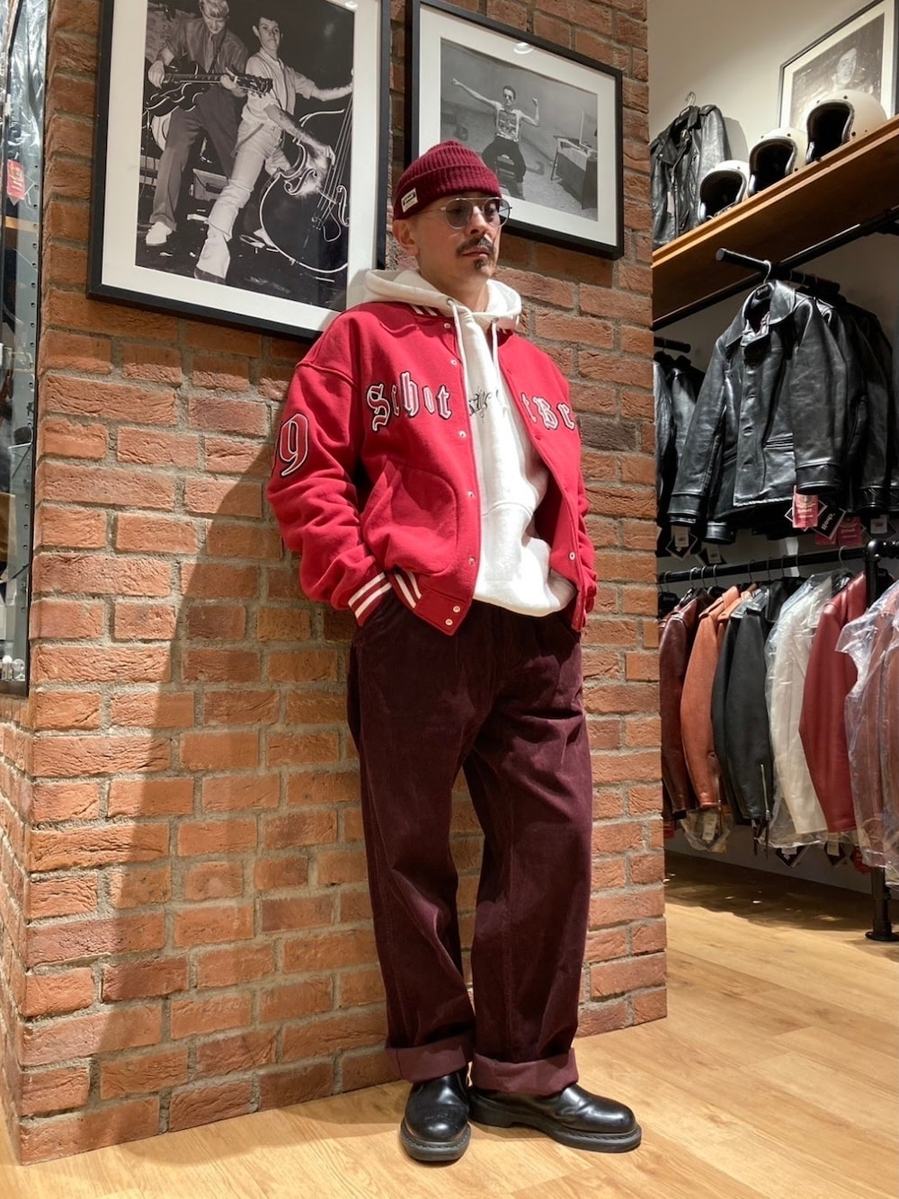 「メガネ男子、サングラス、ニット帽、パーカー、ブーツ、コーデュロイ、レイヤードスタイル、スタジャン、ワントーンコーデ、冬コーデ」｜「Dr. Martensの《Dr.Martens》2976 MONO CHELSEA BOOT ドクターマーチン ２９７６ モノ チェルシー ブーツ（ブーツ、ブラック系）」を使った、総料理長（schottのイケオジ）さん（メンズ・170cm）の冬コーディネートの1枚目の写真